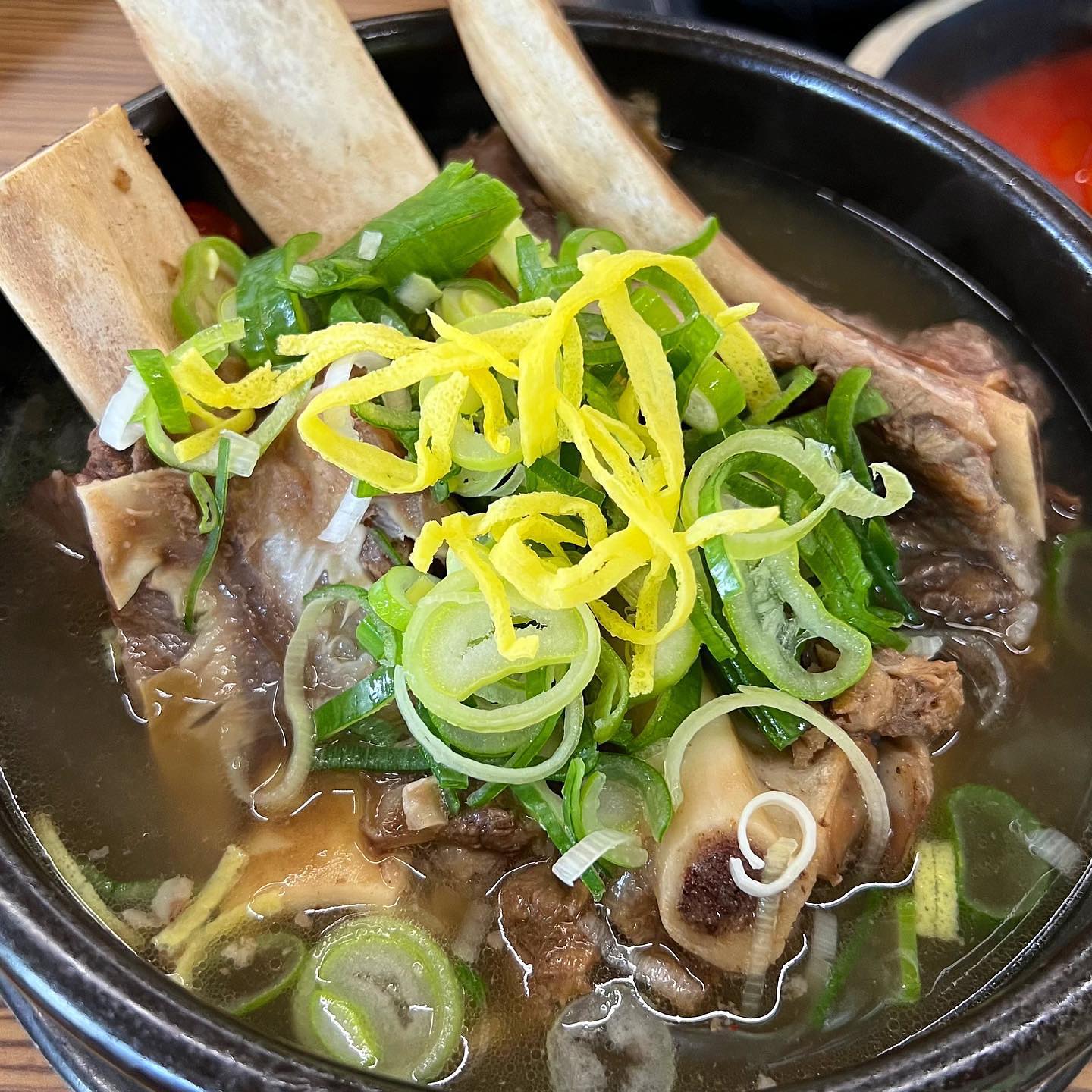 [춘천] 옛날옛집

대왕갈비탕

1++ (9)등급의 상위 1% 한우로 만드는 대왕갈비탕 맛집!

한옥으로 지어져있어 더욱 전통적인 분위기 뿜뿜 입니다✨

다른 갈비탕집은 고기 몇점 넣어주고 마는데 옛날옛집은 손바닥보다 큰 길이의 뼈다귀에 야들야들한 고기가 잔뜩 붙어있어 고기만 먹어도 배부를 정도에요!!👍🏻

실제로 고기로 뚝배기가 가득차요..😍

반찬으로 나오는 오징어젓갈, 무김치,  배추김치는 갈비탕이 물리지않고 마지막 남은 한방울까지 싹싹 먹을 수 있게 해줘요🫢

잡내, 누린내 하나 없이 진한 국물에 밥 야무지게 말아서 한그릇 뚝딱❣️

부모님 모시고 외식하기에 딱 좋은 맛집 입니다🙂

각 부위별로 구워먹을 수 있는 한우와 불고기정식도 있어 가족모임으로 딱!