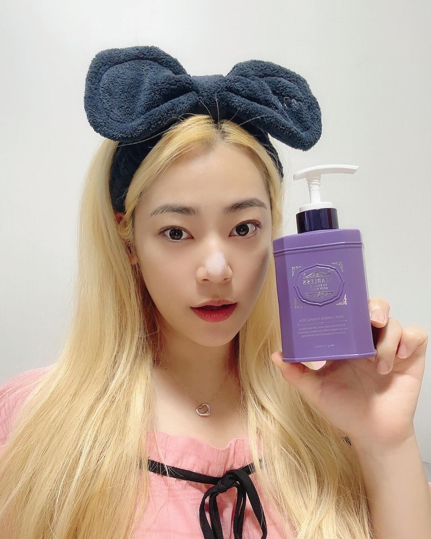 #ad 

평소 제가 향기에 힐링을 하는 스타일이라서 
퍼퓸을 되게 좋아해요 💜💜

여름엔 특히나 신경을 많이 쓰는데 
이번 티블레스 퍼플티바디워시의 
은은한 꽃향기도 살짝 나면서 머스크향이 나서 
너무 힐링인 바디워시예요!💜💜💜

퍼플티는 고지대 적도 지역에서 발견된 
보라색 차잎으로 뜨거운 태양에서 스스로 보호하기 위해 만들어낸 
성분이 여름 지친 우리의 피부를 케어해줘요!

또한 녹차잎 함유로 미세각질제거 효과도 있어서 
여름 바디케어도 쉽게 같이 할 수 있어요!

샤워할때 향기로 넘넘 힐링 킁카킁카!!😳😶‍🌫️

#티블레스 #바디워시 #바디워시추천 #향수 #향수추천 #퍼퓸바디워시 #세이지엠버향 #우디향 #머스크향 #비건바디워시 #집들이선물 #선물추천 #카카오선물하기 #카카오선물하기추천 #데일리 #메이크업아티스트 #3 #장마 #💜