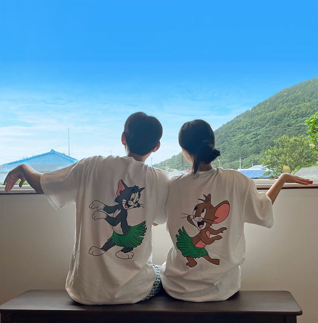 ✈️🌴 사심 가득 담아 추천하는 제주 숙소 🗝️✨

골목마다 돌담길 예쁘게 펼쳐진 마을에
제주를 닮아 평화로운 숙소를 만나고 왔어요 🏡

고요하고 평화로운 마을의 이 곳에서 둘만의 추억을 쌓으니
역시, 제주는 늘 행복이네요 🩵

한적한 돌담길 따라 산책 한바꾸 돌고,
제주를 상징하는 🌱 오설록 티 따끈하게 한 잔 우려
제주 쿠키와 함께 다과 시간도 가지고 나니

정-말 제주에! 
특히 이 종달리에 꾹 눌러붙어 살고 싶었어요 🥹

다음 날 아침엔 호스트님이 미리 준비해주신
화려한 조식 한상에 달콤한 하루를 시작했답니다! ☕️

✨조식은 체크인 시 부엌에 미리 준비되어 있어요✨
감성 가득 드롱기 토스터에 호밀빵 굽굽해서 🍳
커피 머신으로 아메리카노 한 잔 내리고,
상큼한 분다버그와 오렌지 쥬스, 
폰타나 스프와 딸기 잼, 버터 까지 한상 차리면 완성 !

특히나 좋아하는 제주 동쪽의 보석같은 숙소여서
더욱 더 사심 담아 추천합니다 🤍

*저희가 묵은 룸은 별채입니다. 

🏡 제주 종달리 종달별장 jongdalvilla 
▪️제주 제주시 구좌읍 종달로3길 30-12
▫️체크인 16:00 체크아웃 11:00
▫️별채 (2인) , 안채 (4인) 두 가지 룸 타입 
▫️침대 1, 화장실, 다이닝룸 
▫️상큼 달달 웰컴 드링크, 맛있는 조식 제공
▫️감성가득 식기류, 커피머신, 토스터, 블루투스 스피커
▫️우도, 성산, 세화, 용눈이오름, 비자림 15분 거리 
▫️김녕, 코난비치 30분 거리 

#숙소추천 #제주숙소 #종달리숙소 #종달별장 #감성숙소 #콩지커플_숙소 #콩지커플_제주 #제주동쪽숙소