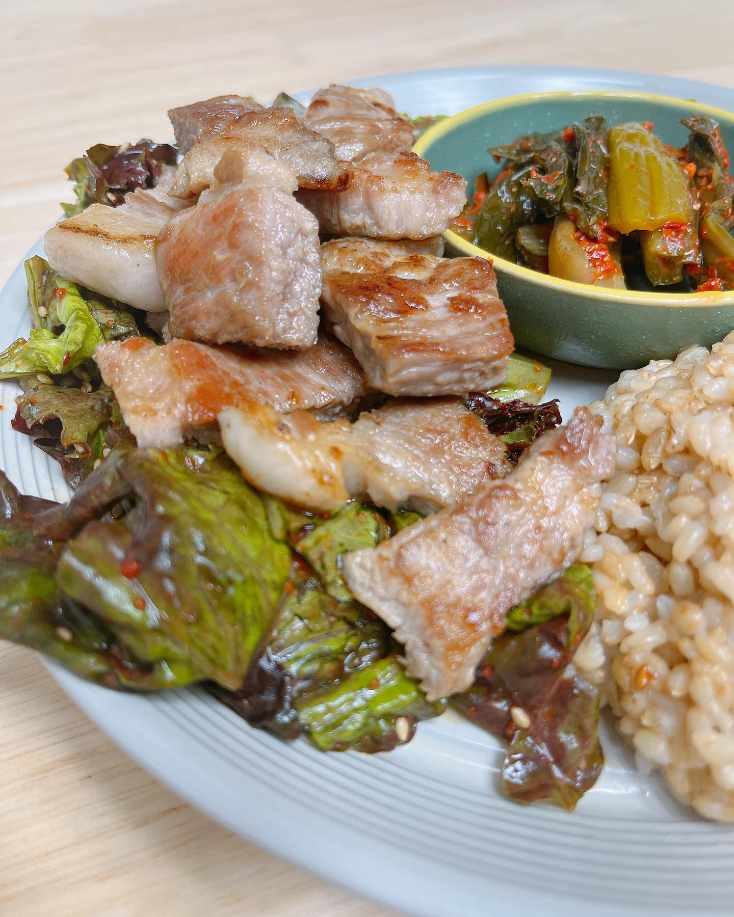 오늘 왜이리 
빗방울이 굵은 거여요?🥲

요즘은 진짜 덥거나 비오거나 
둘중 하나 인것 같아요😅

습하고 이러니까
다 구찮아요
울님들 피드 구경 다녔는데
아니 어쩜 그리 다들 
바지런 하신거에요?😂😂

오늘 저는 혼밥이어서
설거지거리 줄이기 위해
고꿉하고 접시에 담았어요!

약간 식판 하나 살까 고민이 들어요
혼밥 하는 날이 그래도 꽤 있어서
식판 은근 유용할 것 같은데🤔🤔