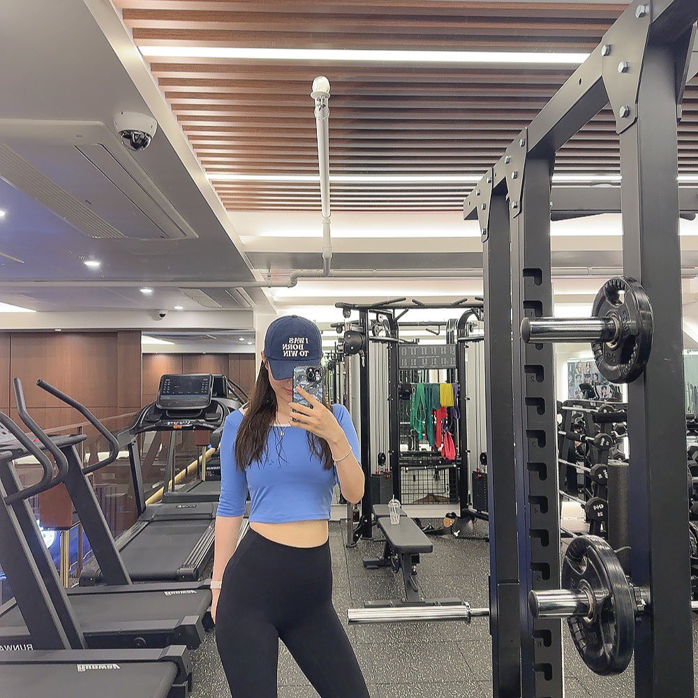 마지막 사진에 
그립 꽉 쥔 내 손 어떤데
🫨

으쌰리 으쌰 

등,가슴 웨이트 하고 
유산소 경사18, 속도4 30분 하니까 역대급 
땀 나는거 실화닝💦💦🥹 

펙덱플라이 등붙이고, 때고
랫풀다운 일자바
풀업
복근4종세트

#오운완#ㅇㅇㅇ#운동복#운동기록 #운동하는여자#다이어트#웨이트#눈바디#바디체크#등운동#가슴운동#복근운동#피티#강남피티#운동하는남자