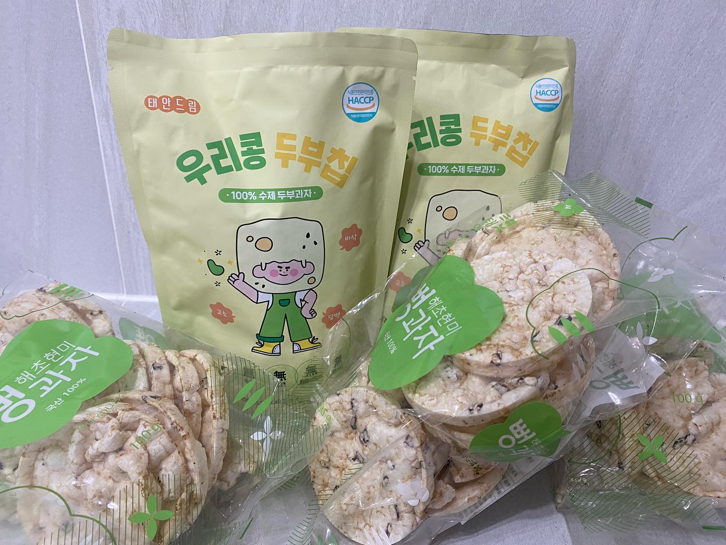 ⠀
⠀
⠀
#협찬
지금도 인스타하면서 먹고 있는 건강한 간식 두부칩과
해초뻥과자를 소개해 드릴게요.
⠀
1일 150봉지만 유탕제조하고,
우리콩 두부로 만들었기 때문에 건강한 간식이죠?
먹었을 때 바삭한 식감도 좋고
담백한 두부칩은 어른 아이 구분없이 먹을 수 있어요.
⠀
해초뻥과자엔 태안의 바다에서 
나온 해초,
그리고 현미, 흑미,백미가 들어 있어요.
설탕등의 단맛은 전혀 첨가되지 않고
순수한 곡물의 단맛으로만 맛을 낸 뻥과자는
입이 심심할 때 자꾸만 손이 가게 돼요.
곡물을 팽화시키는 과정이 있기에
소화와 흡수를 돕는다니 조금은 뻥과자가 달리 보이네요.
⠀
저 요즘 태안드림 두부과자, 해초뻥과자 먹으면서 요즘 저의 심심한 입을 달래주고 있어요. 🤗
⠀
#태안드림 #어린이간식 #유아간식 #아기간식 #다이어트간식 #다이어트과자
#아기과자 #두부과자 #간식추천 #광고