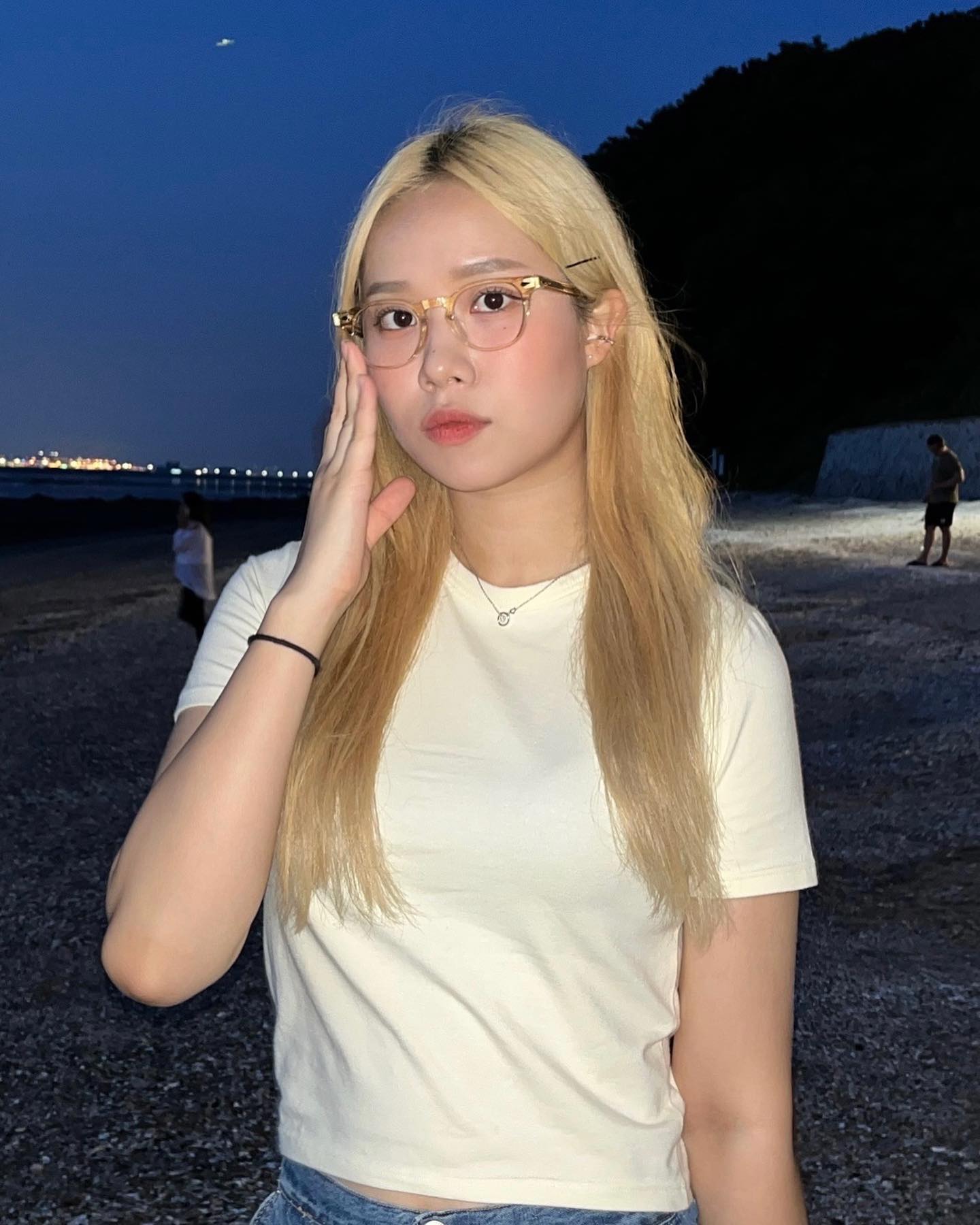 #협찬 babydragoneyewear 
컬러가 들어간 안경은 처음 써보는데 지금 머리컬러랑 너무 찰떡이다💛

여기 안경들은 오래쓰고 있어도 아프지도 않고 편한게 최고 장점이라구요.

무게도 가벼운데 넘 예뻐😎
블루라이트 차단까지.. 더예뻐.

#제품협찬 #베이비드래곤 #블루라이트차단안경 #패션안경 #안경추천 #안경테추천 #안경 #안경테 #안경코디 #뿔테 #뿔테안경 #뿔테안경추천