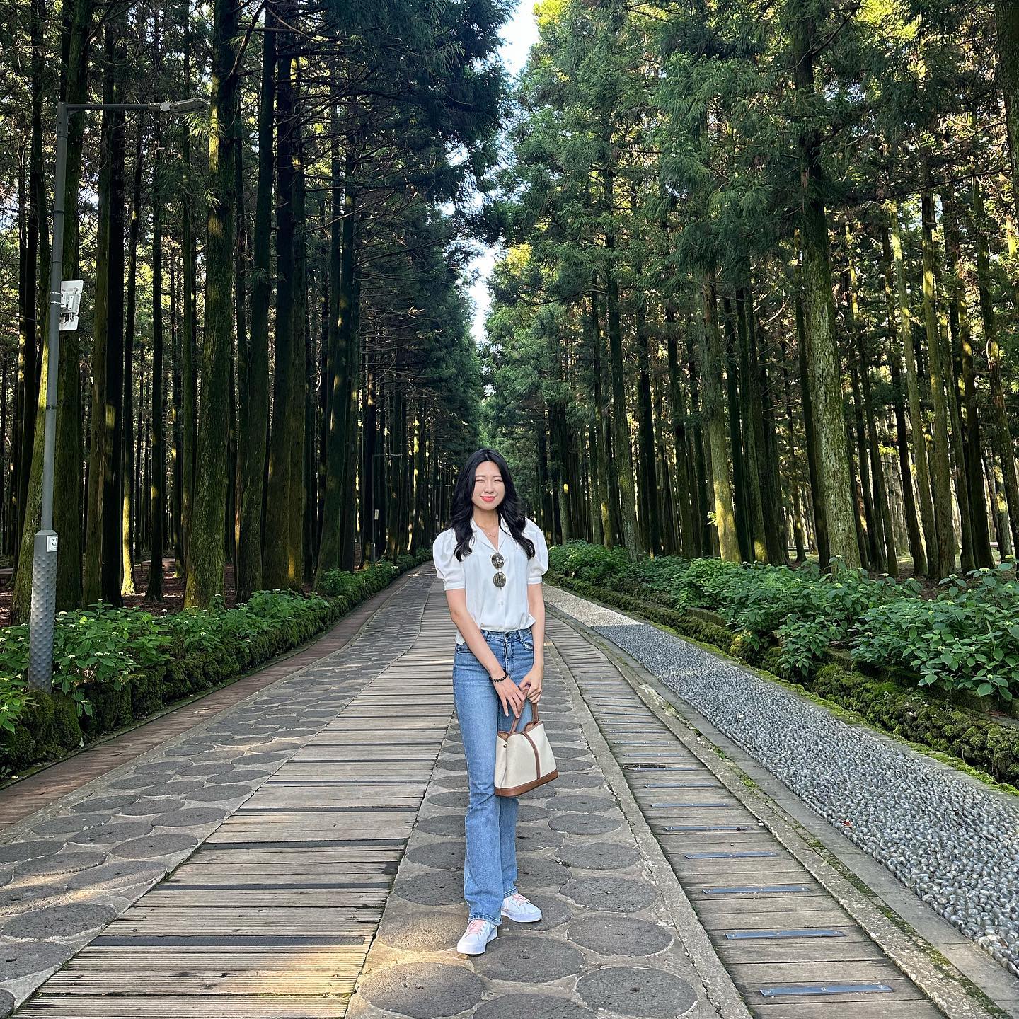 제주도 피드 이제야 끝🫡
흰셔츠에 청바지 코디랑 잘 어울리는 곳
풍경이 초록초록 청략 그 자체에 피톤치트향 뿜뿜해서 힐링하기 딱 좋고
시원해서 여름에 산책하기도 좋은 곳🐥