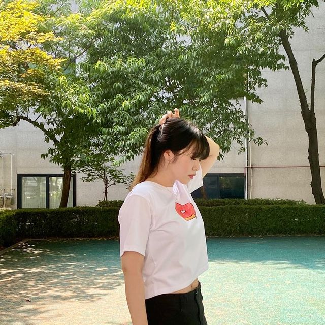 김은둥 on Instagram: ”⠀
#협찬
@buddizkorea
⠀
드디어 찾아낸 인생핏...✨🫶🏻
적당한 길이감으로
팔뚝,뱃살 다 깔끔하게 가려줌🤍
유니크하고 깜찍한 도넛 프린팅
뽀인트도 넘 귀엽다💕
⠀
⠀
⠀
#버디즈반팔티 #버디즈크롭티 #크롭티추천 #여성크롭티 #여성반팔티 #여성반팔티셔츠 #반팔티추천”