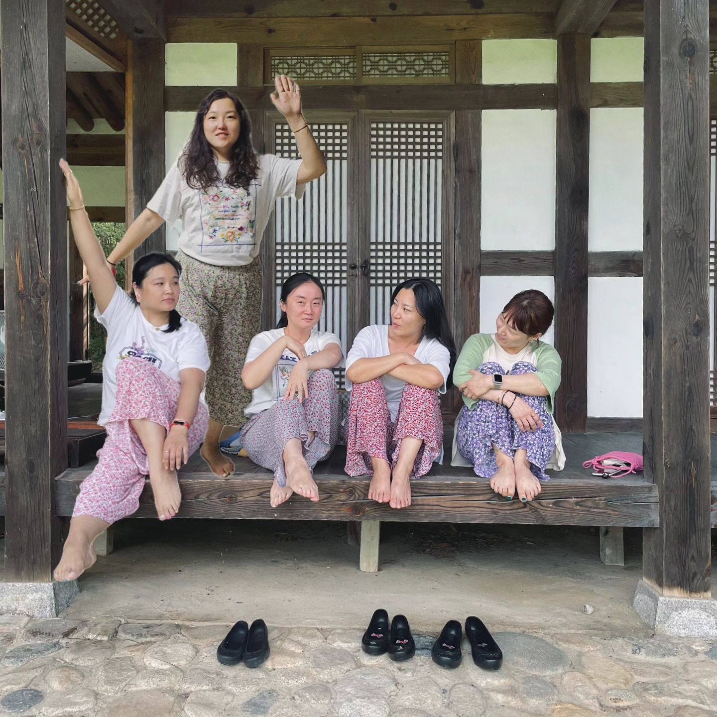 #그녀와함께

배아줄게 최오바.

한옥카페 가서 참외스무디도 마시고,
맨발로 논두렁에 끌려나가서 다구리도 당하고,
오천리 인기스타 정여사님 완치 축하파티도 하고,
자갈에 발바닥 지압하면서 아디아디아디 챌린지도 하고.
오바 되게 바빴네? ㅋㅋㅋㅋㅋㅋ

#자연스러웠어
#집에그꽃바지는왜있는건데ㅋㅋ
#니꺼는사지말걸ㅋㅋㅋ
#다음에는필참