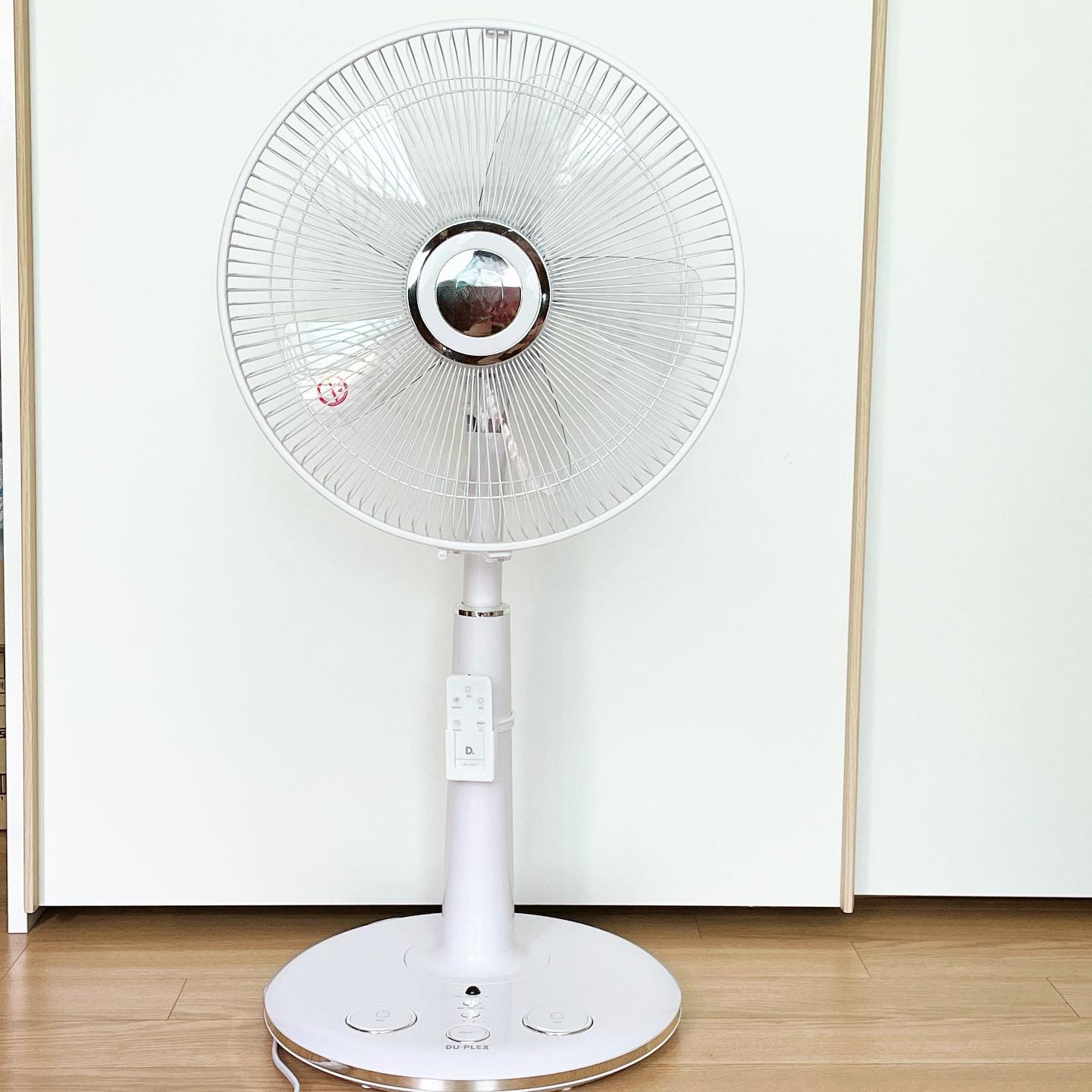 [협찬] 에어보나선풍기

써큘레이터만 시원다는 생각은 No!

선풍기도 써큘레이터 급으로 시원한 바람을 내뿜어 올 여름 쾌적하게 보낼 수 있어요!🫶🏻

타이머 기능은 물론 4단계로 나눠진 바람세기와 일반풍, 수면풍, 자연풍 3가지 바람모드로 나뉘어져 내가 원하는 바람으로 조절이 가능합니다😃

선풍기가 멀리 있어도 리모컨으로 조절이 가능하며 손가락 까딱 하기 귀찮을때 발꼬락으로 조절판을 그냥 띡 눌러도 모든게 조절 가능하도록 버튼이 크게 제작되어 귀차니즘 심한 저한테는 딱인 제품👍🏻

(본 제품은 업체로부터 제공 받았으나 직접 체험 후 솔직하게 작성한 것 임을 안내 드립니다)

#에어보나선풍기 #인플마케팅 #저소음선풍기 #풋컨트롤 #여름선풍기 #협찬 #듀플렉스선풍기 #여름필수품 #시원한 #선풍기 #선풍기추천