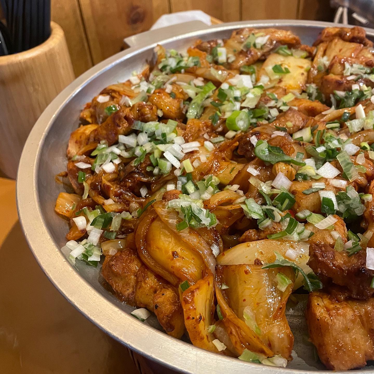 🍖
’가성비 끝판왕‘ 이라는 타이틀이 딱!어울리는 곳
잠실새내에 위치한 홀짝집에 다녀왔다

돼지김치구이, 차돌김치구이
메뉴는 2개로 매우 단출하다
맛집이라는 증거다

기본으로 사리곰탕 면이 나온다
메인메뉴가 나오기 전까지 국물은 술안주로 딱이다
술을 안시킬 수 없게 만든다

한잔 두잔 마시다보면 주문한 돼지김치구이가 나온다

기본에 충실한 맛, 매콤달콤한 양념에 두툼한 고기 그리고 맛있게 구워진 김치까지 완벽하다
쌈과 함께 먹어도 좋지만 밥의 민족이라면 흰쌀 밥 위에 고기와 김치 그리고 소주 한잔이면 완벽함이 무엇인지 알 수 있다

모든 음식의 종착지 볶음밥 또한 모자람 없이 완벽하다
남은 고기와 옥수수까지 올려준다면 갓벽한 마무리를 할 수 있다

맛과 양 그리고 가격까지
모든것을 만족시킨, 가성비 끝판왕이라는 말이 손색없는 맛집이었다

📍 서울 송파구 백제고분로7길 16-16 1층
⏰17:00-24:00
(매주 일, 월 휴무)

#잠실새내맛집 #잠실새내역맛집 #잠실새내술집 #잠실맛집 #돼지김치구이 #고기집 #가성비맛집 #가성비술집 #볶음밥맛집 #술스타그램