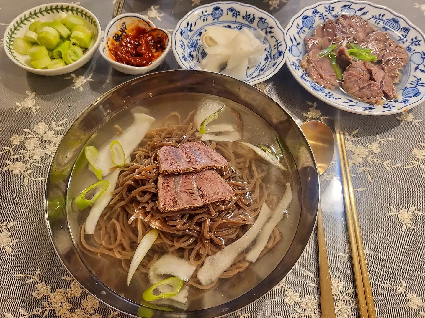 오빠표 평양냉면한상 💕

점점 더 완벽해지는 수제평양냉면👍

정성가득 끓인 육수랑 아롱사태수육🍜
거기에 무절임까지 만들어 완벽한 한상을 만들어 준 울 오빠님🥰 
진짜 최고최고야🫶 넘 고마와요🩷🩷

#내가그렇게죠앙?