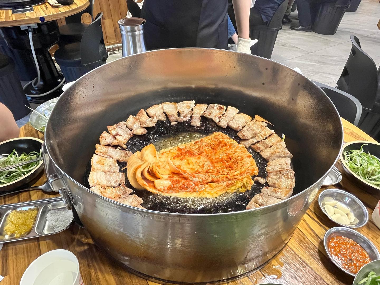 -
무쇠김치삼겹살! 폼 미쳤다😎 솔직히 이걸 보고 그냥 지나친다? 이 맛을 알면서도 그냥 지나친다? 말도안되지~~~~ 김치 추가, 고기 추가! 무 한 반 복

#대전봉명동 #대전봉명동삼겹살 #대전봉명동맛집 #무쇠김치삼겹 #무쇠김치삼겹살 #무쇠김치삼겹대전봉명점 #삼겹살 #삼겹살먹방 #삼겹살맛집 #대전유성삼겹살맛집