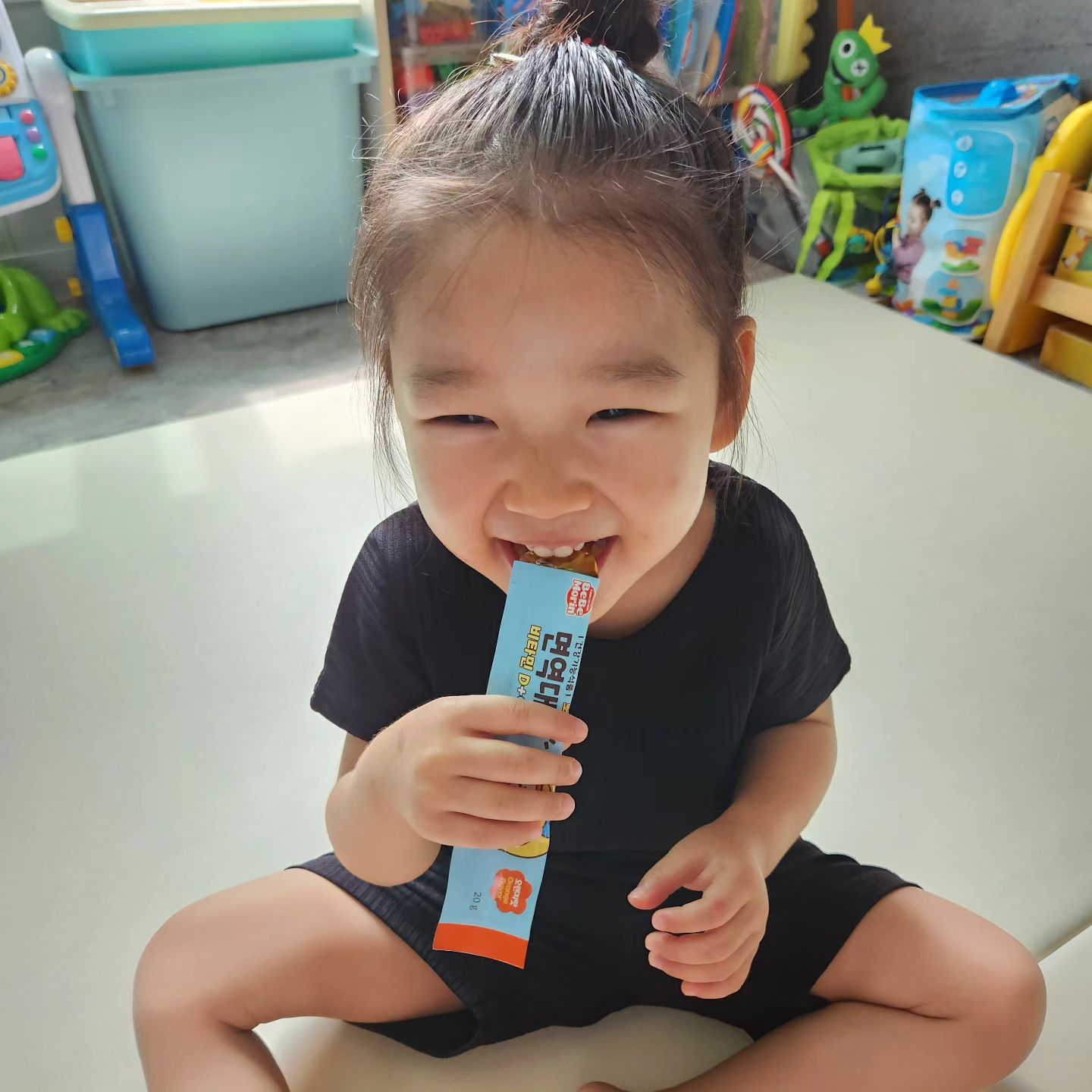 #협찬 #뽀로로면역대장 #유아비타민D #어린이비타민D #태양생활건강 #면역비타민 #면역대장 #성장기어린이 #멀티비타민 #하루권장량섭취100퍼센트 #면역과성장에필요한영양소 #태양생활건강 #뽀로로면역대장 #비타민D #비타민D3 #아연

성장기 아이에게 필요한 영양소를 맛있게 섭취할 수 있는 뽀로로 면역대장과 칼슘대장

정상적인 면역과 세포분열에 필요한 아연과 최근 면역비타민으로 불리는 성장기 어린이들의 뼈건강에 도움을 주는 비타민D를 동시에 하루 1포로 섭취 권장량을 충족시켜주네요 

개별포장이라 외출할때 들고 나가기도 편하고 더운 날씨에 냉동실에 넣어뒀다가 시원하게 주니 건강기능식품 간식으로 줄수 있어 엄마 마음도 더욱 안심!!

귀여운 뽀로로 젤리로 올 여름 건강하게 지내보자
taeyanglh