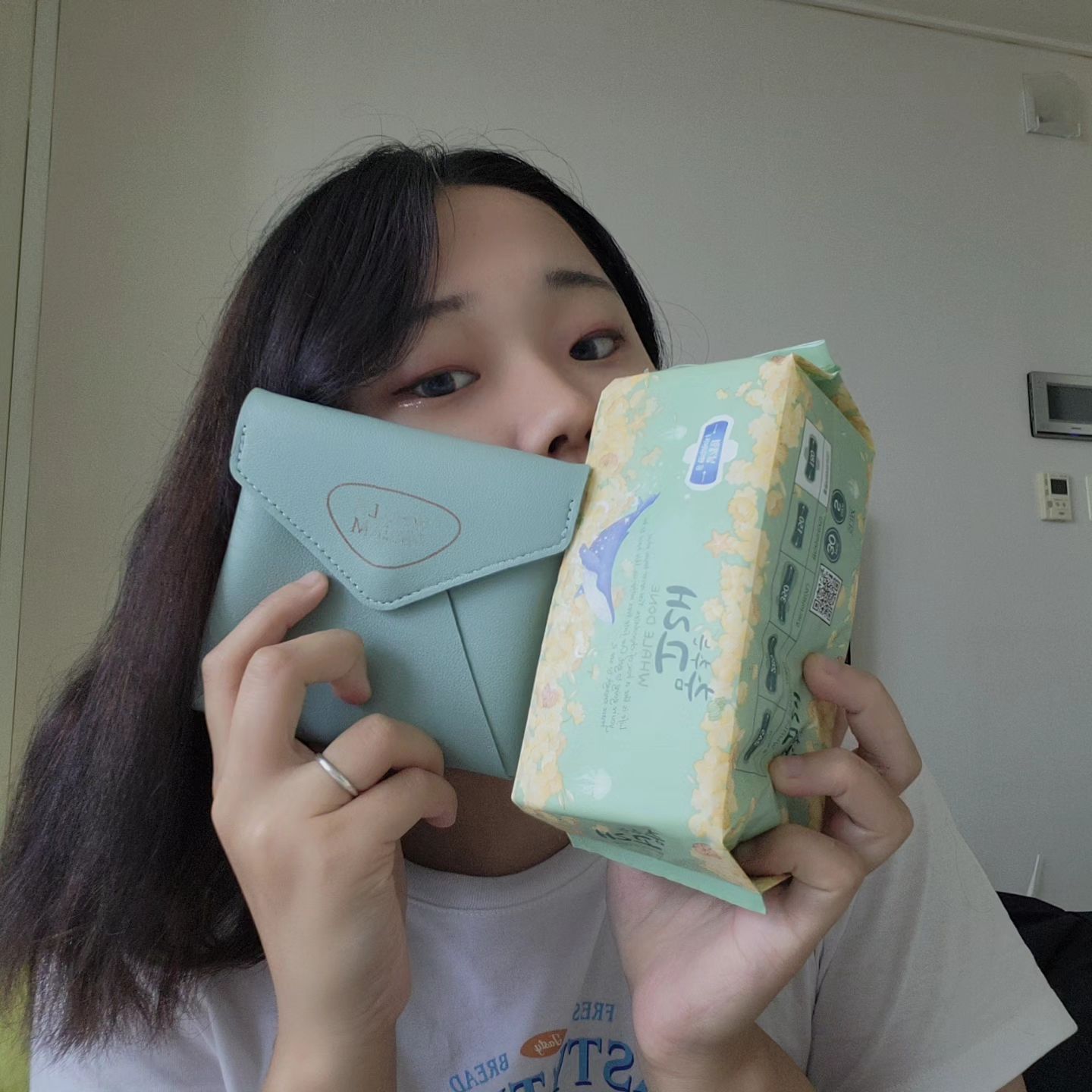 "춤추는고래" 생리대
날개형 팬티라이너 레알 강추❤️
움직임도 없구 얇은데 흡수력은 매우 좋으면서도 아무리 젖어도 뽀송해요
.
.
.
#춤추는고래 #생리대추천 #날개형팬티라이너 #팬티라이너 #생리대 #시크릿파우치 #생리대파우치 #협찬 #뽀송 #편함주의 #제품제공 #물티슈 #뽑아쓰는생리대 #흡수력도max #fh4
