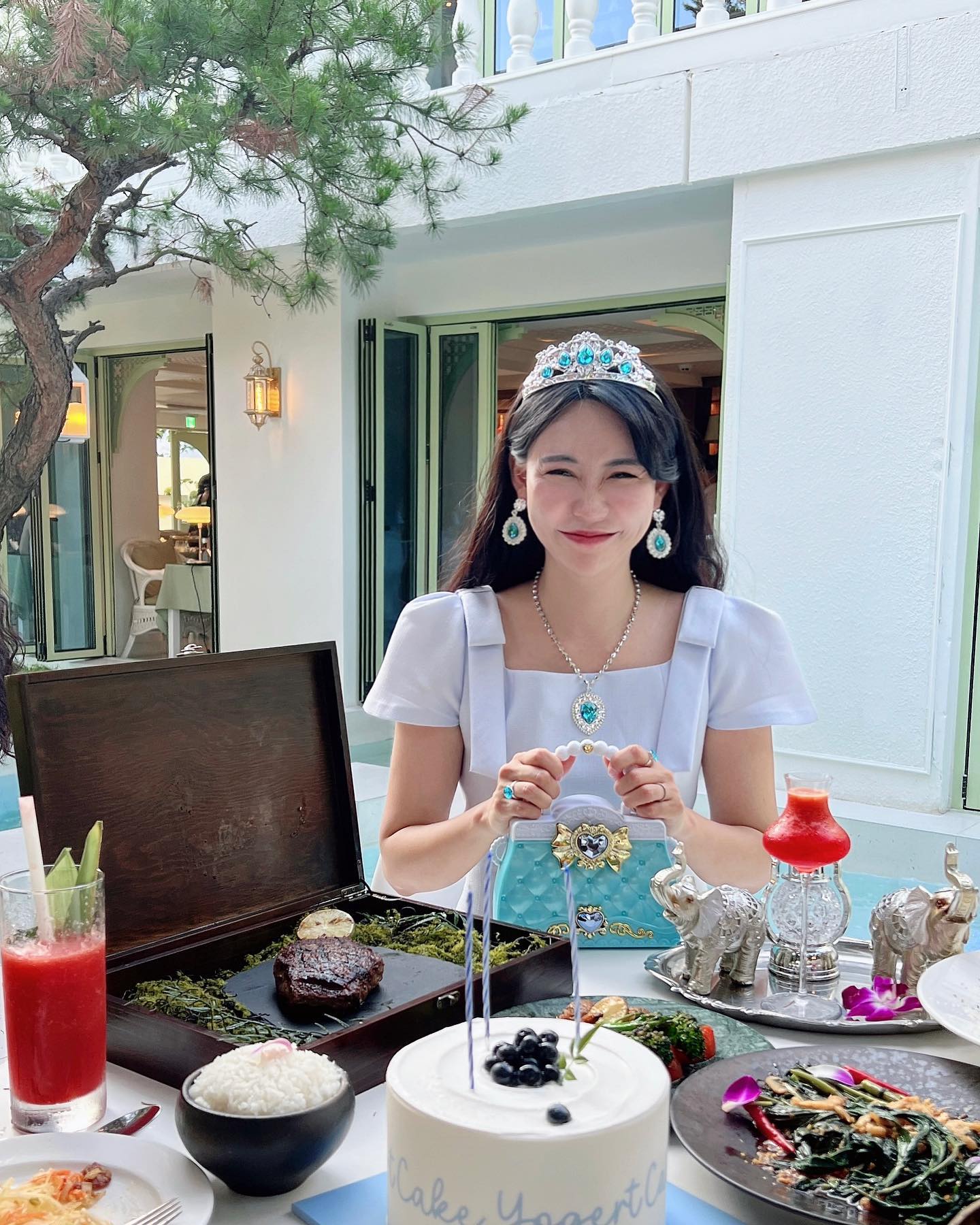 이른 생일 파티🥳 이렇게 또 한 살 먹기

무더위에 짜증지수 잔뜩이어도 생일자를 위해
야외에서 생파해주는 너희들ㅋㅋ 고마워🎉🩵
(하지만 내년부터는 에어컨 빵빵한 실내에서 하는걸로…)

요즘 생일엔 이렇게 공주놀이 해줘야한다며👸🏼👑
 
 
#트래블로미_서울
#생일주간시작 #찐친들과함께 #이태원 #얼리생일파티