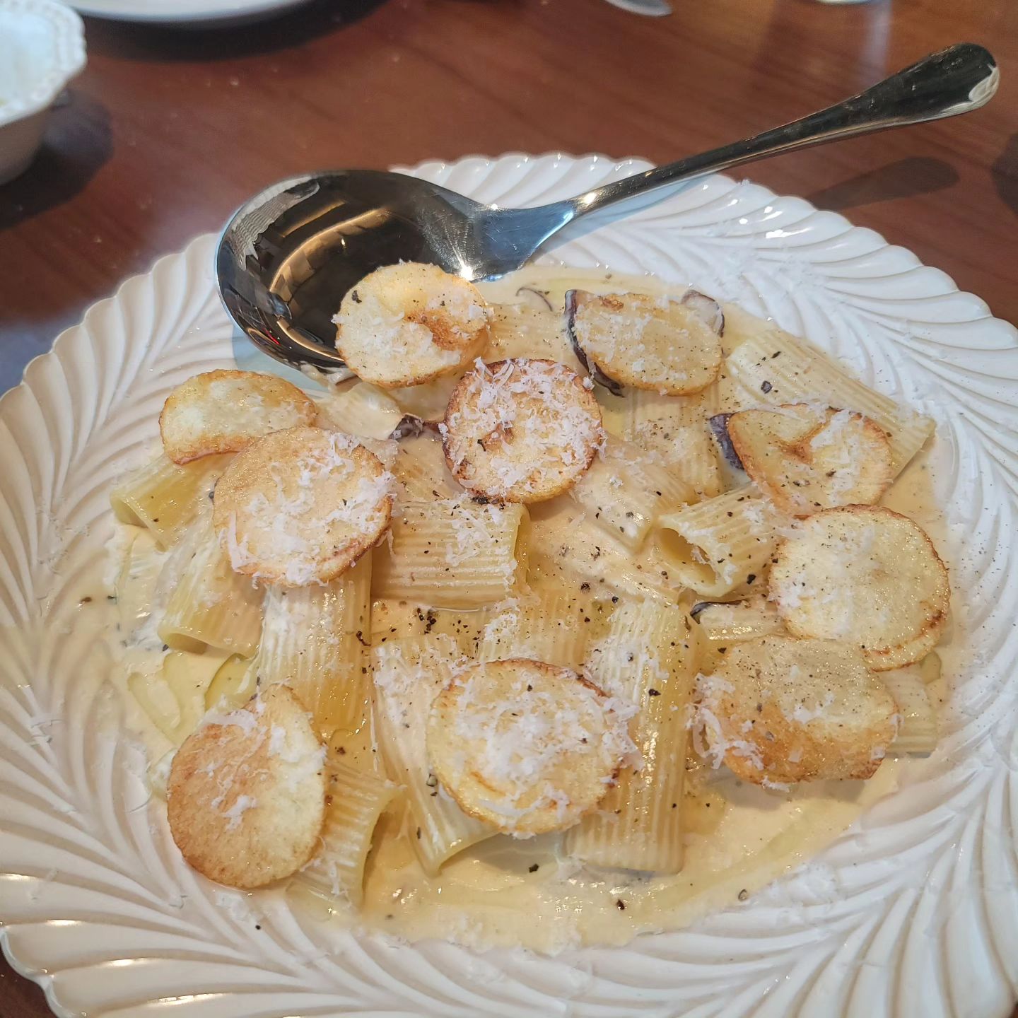 #LAGO lago_winegotgan #감자트러플파스타 트러플 향 가득하고 파스타도 맛있음 ㅠㅠ
#베이컨시저샐러드 베이컨이 매우 통실
채소도 매우 신선함!

오랜만에 친한동생이랑 냠냠쓰ㅠㅠ

#동탄2맛집 #맛집추천 깔끔하다 화장실도 매우 깔끔 ####