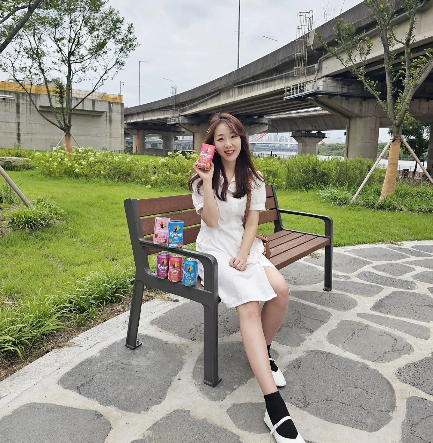 #광고 #루비콘

요새 날씨 너무 덥죠~??🥵

그래서 그런지 저는 음료가 엄청 땡기는데
여름이라 칼로리 걱정없이 맛있게 먹을 수 있는
음료 찾고 있다가 루비콘 주스를 만났어요!🍹🍹

✔️ 엘리자베스 여왕이 실제로 즐겨마시던 음료
✔️ 착즙 주스, 스파클링 주스 중 선택 가능
✔️ 망고, 구아바, 리치, 패션후르츠 맛도 다양
✔️ 본연의 맛은 그대로, 칼로리는 70 이하!!!

착즙 주스도 부드럽고 달콤해서 맛있는데
확실히 스파클링 주스가 청량해서 고기, 치킨, 팝콘 어떤 음식이랑 마시던지 잘 어울리더라구요!!

방송하면서 다이어트, 몸매 관리 늘 스트레스인데
먹는거 절.대. 포기 못하는 저한테는 

구아바 스파클링이 막 익은 구아바를 한입 베어 먹은것처럼 달콤, 청량해서 원픽!!🍐ㅎㅎㅎ

꼭!! 시원하게 마셔야 더 맛있다는거!!!!
우리 여름에도 맛있는거 포기하지 말아요🤗