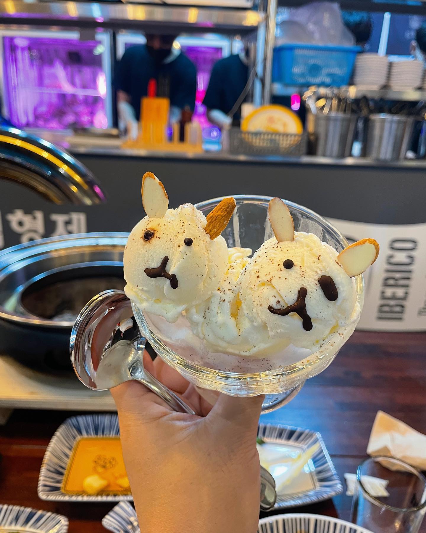 남펴니랑 토욜 저녁 데뚜🤍

대청소하고 뒹굴뒹굴하다가
김형제에서 이베리코랑 맥주 뿌시고
그토록 보고 싶었던 영화 엘리멘탈 보기🫶🏻

남펴니랑 노는게 젤루 재미따아아🤍
다이어트는 진짜 담주부터😆‼️
.
.
#토요일데이트 #신혼 
#엘리멘탈 #영화추천그램
#대흥동맛집 #대전데이트