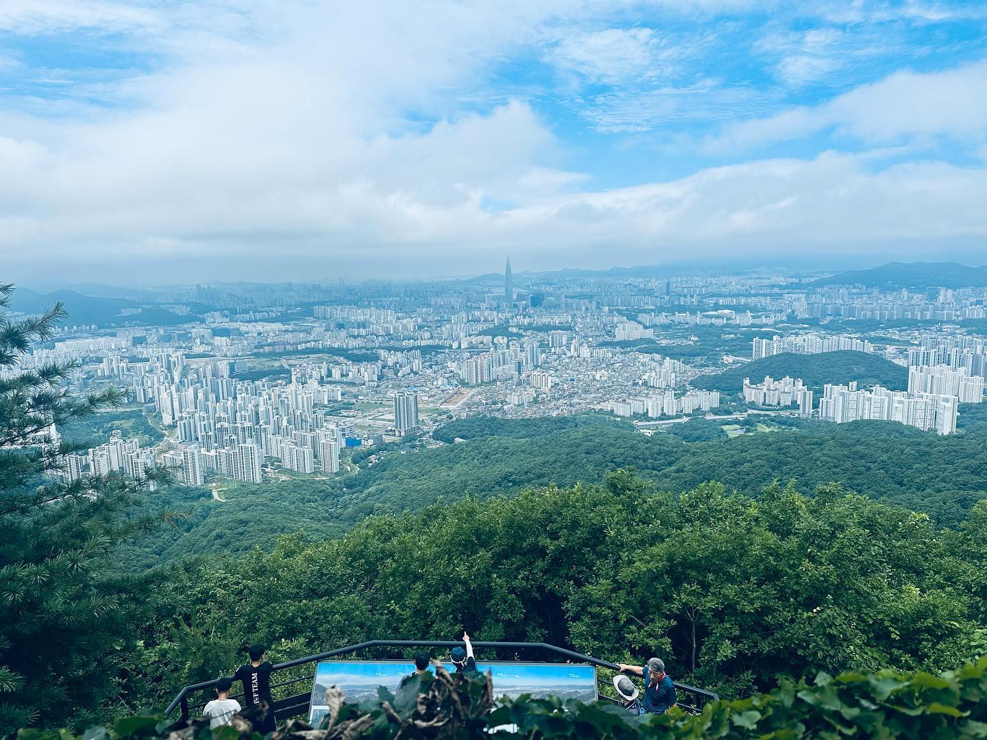 한달에 한번씩 하는 산행
오늘은 #남한산성 #둘레길 
가끔 먹으러가는 건지 운동하러 가는 건지
모르겠다😅
산행 중간 중간 먹는 간식과 
산행 후 먹는 밥이 아주 꿀맛!
#일상 #운동하는여자 #등산 #등린이 #공기좋다