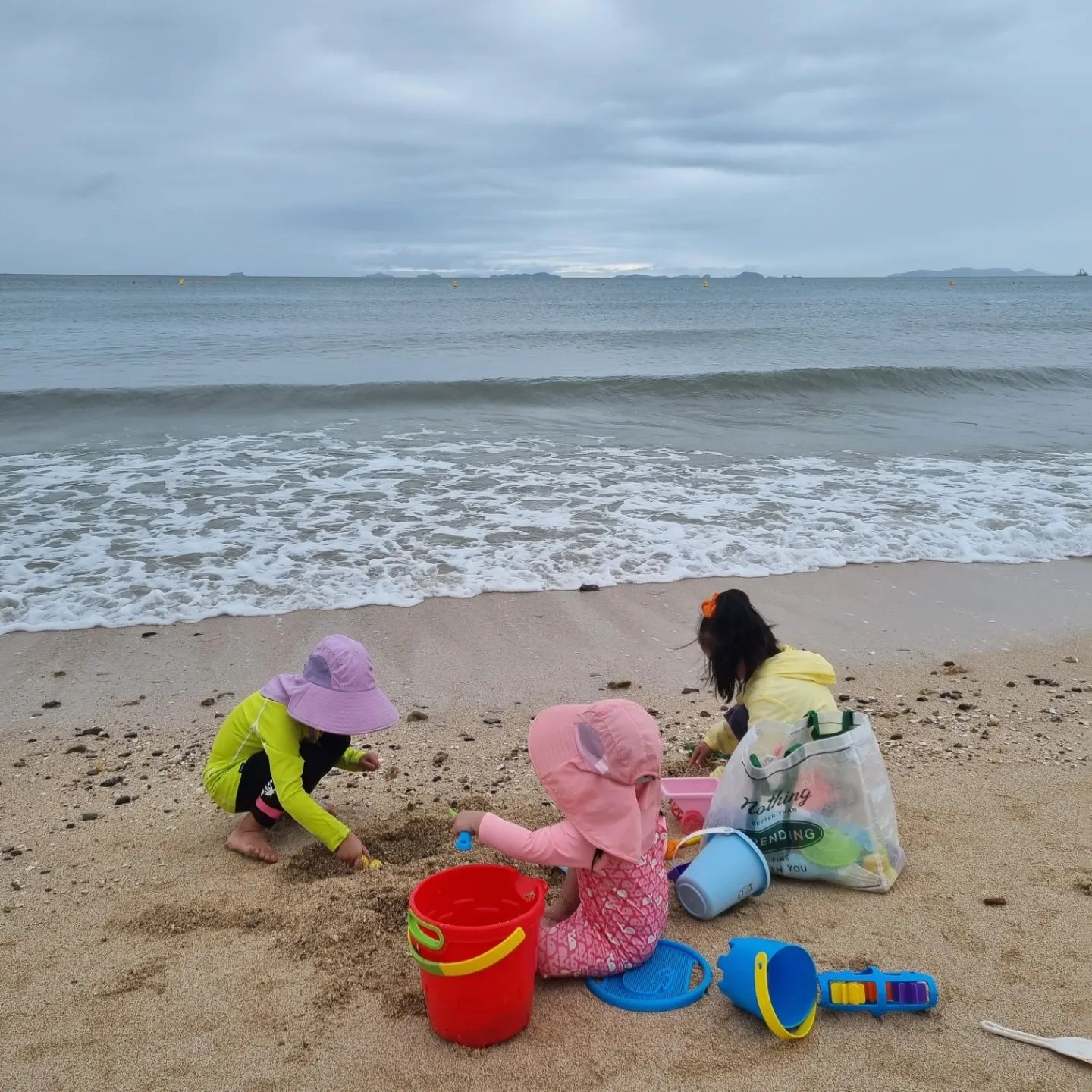 대천 여름바다여행!🏖
아이와 함께한 대천해수욕장
낮은 수심과 모래  소라게 작은게 불가사리 등등 바다놀이가 가능한 곳!!
밖에 하루종일 있을꺼라 찾은 가성비넘치는 숙소를 찾던중 발견한
환상의바다리조트다🤣

잠만자려 했는데 생각보다 룸 컨디션도 좋고 주차도 좋고 위치도 조용하니 맘에드는거!!
산책로도 잘되어있고 침구도 보송해서 대만족
다음에 또와야겠다😄

#환상의바다리조트 #대천해수욕장모래놀이 #대천해수욕장 #모래놀이