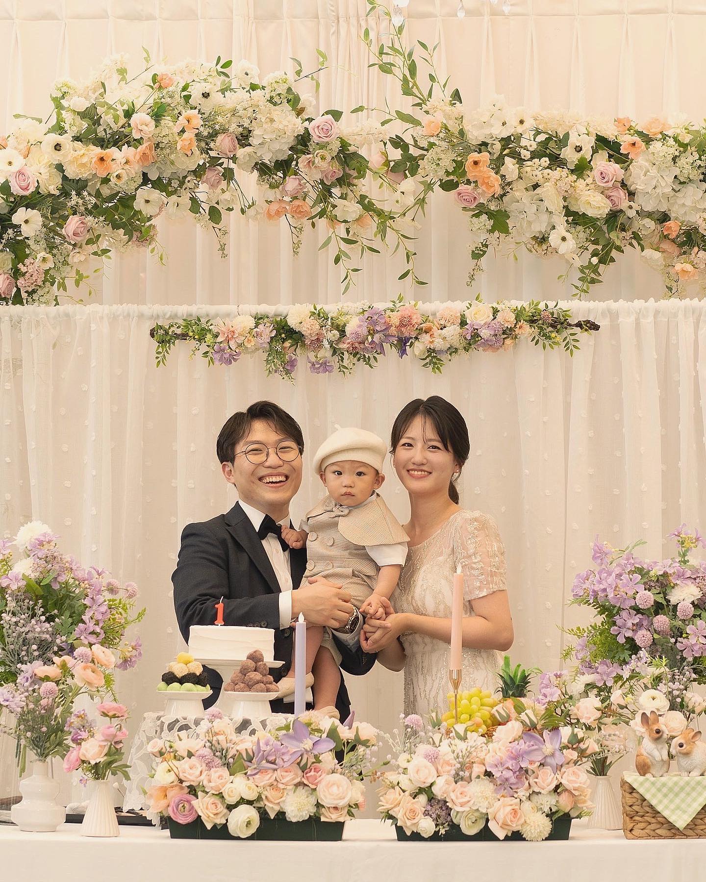 지난 7월 1일 이주니의 첫 생일🤍

>>ㅑ〰️나도 드뎌 돌끝맘 ˃ᴗ˂
파워 P인 나에게 돌잔치 준비란 넘나 힘든것,,
미룰 수 있는 만큼 미루고 미뤘따😳

비온다구 했었는데 울 이주니, 엄마랑 달리 날씨요정🧚🏼
맑았던 하늘 덕에, 작가님이 오시는 길에 봐뒀던 공원에서 스냅 촬영도 무사히 끝냄❕
원본인데도 넘나 이쁨𖤐𖤐

울 이주니 1년 동안 크느라 고생했어
앞으로도 건강하게 아프지 말고 크자🫶🏼

시간 내시어 와주신 모든 분들께 감사드립니다'◡'ෆ

스냅 |  박기준스냅 parkkijoon_snap 
돌상 |  파티더타임 party_thetime
