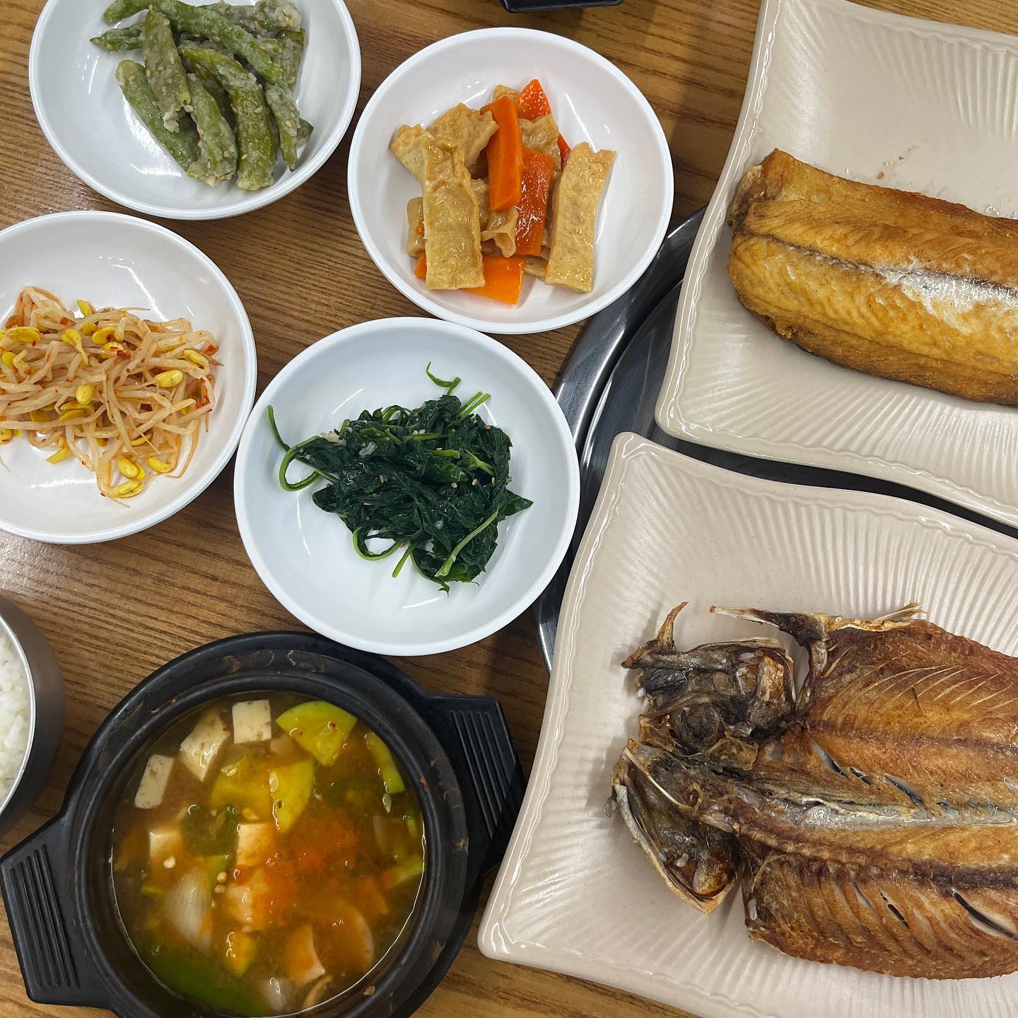 #대구범어동맛집#대구생선구이#수성구생선구이#고등어정식#범어동백반#범어동맛집추천#생선구이맛집#생선모듬구이#생선구이전문점#먹스타그램#범어천로맛집#갈치맛집#수성식당 
.
.
수성구민운동장옆에
위치하고 있는
'수성식당'
저희는 생선구이
정식을 시켰어요
고등어, 삼치 하나하나씩
나란히 시키고 조금 기다리니
매콤함이 갇조금있다 집밥다운 반찬이 나와
신났답니다
생선을 굽는 별도의 공간에
직접 더운날 땀흘리며 구워주신
따끈따끈하고 신선하며
짭짤했던 생선들
저희는 고등어가 바삭하고 촉촉해서
더 맛있게 먹었답니다
매콤함이 비릴 수 있는
생선의 맛을 잡아주는 된장찌개와
반찬 하나하나 집밥을 먹는 기분이
들게하는
다음에는 생선모둠구이나
찌개를 먹어보자며 이야기했답니다
김 다시마 미역도 함께 팔고 있었고
감주를 팔고있었는데
무료 시식이 가능했던 
맛있는 한끼 식사를 하고 왔답니다