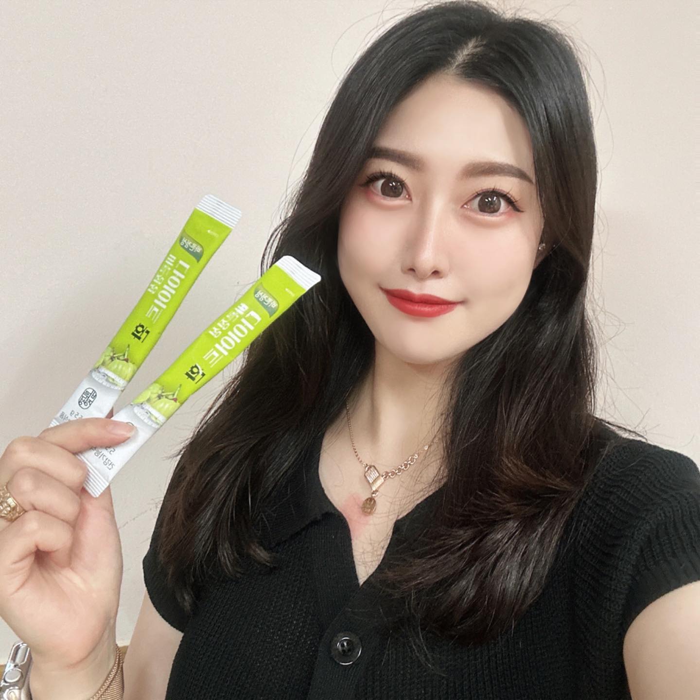 #협찬 #광고

바른정성 가르시니아 다이어트 환 5.5g (30포) 15일분
구매링크 : https://smartstore.naver.com/bare/products/8345951327

여름이 다가오는데 겨울에 불어난 살이 걱정되는 분 주목!☀️
탄수화물이 지방으로 합성되는 것을 억제하는 가르시니아와 혈중 콜레스테롤 개선 및 배변활동에 탁월한 차전자피를 한 번에 환으로 합쳐 다이어트에 좋은 건강기능 식품이 탄생했어요!🫣❣️
아무래도 환이라고 생각하면 맛이나 냄새가 거북하고 이상할 거라고 생각하시는 분들 많으실 거 같은데요? 
바른정성 제품은 정말 냄새도 맛도 하나도 안나서 놀랐습니다! 
또 목넘김이 딱 좋은 3mm 환타입이라서 먹기 편하더라구요❣️
포장이 스틱형이라서 가방에 넣고 어디서든 간단하게 먹기 좋았습니다! 

✅ 이런 분들께 추천합니다 ✅
-굶지않고 건강한 다이어트를 원하시는 분! 
-바쁜 일상 속 섭취가 쉽고 간단한 다이어트를 원하시는 분!
-변비와 체지방 감소 원하시는 분!
-건강한 식사를 못해 장이 더부룩 하신 분!
.
.
위 제품은 바른정성헬스케어에서 제품을 제공받아 포스팅한 글 입니다.
.
.
#변비 #체지방감소 #다이어트 #다이어트환 #가르시니아 #차전자피