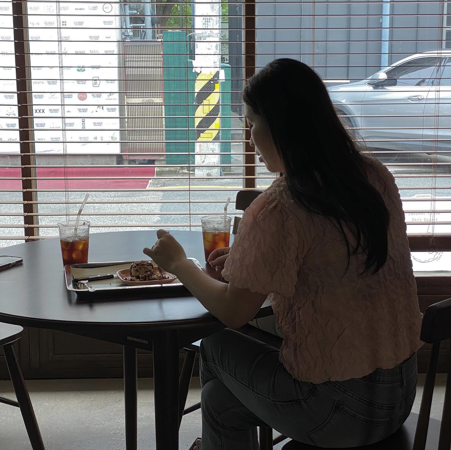 이주전인가..? 오빠랑 잠깐의 데이트,❤️
간만의 온천천이라 아무 카페나 들어갔는데 분위기도 좋고 커피도 너무 맛있었다🙂#bbgg