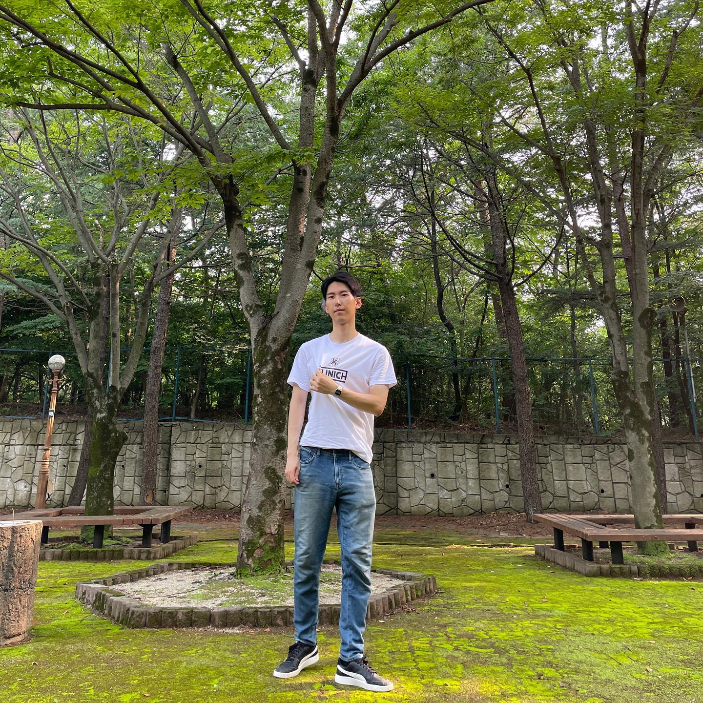 #협찬 #광고 
munich_korea 로부터 무니치 신상 1939 무니치 프리미엄 반팔티를 받았어요 입어봤는데 뒤에 로고가 매우 매력적이네요😀

1939 스페인 무니치 My Way My X-tyle😋

munich_korea #무니치 #무니치반팔티 #오오티디 #ootd #데일리룩 #룩북