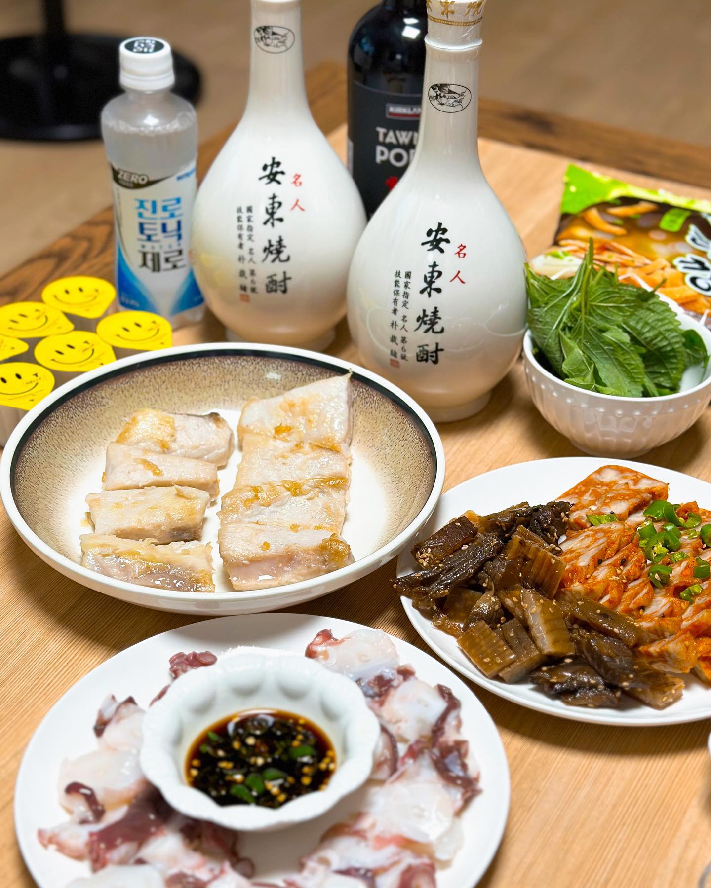 🍶 
안동소주 2차 주안상
아직도 안동 여행 1일차 ㅋㅋ

시장에서 사온 안동 특색 메뉴로 차렸는데
전부 다 입에 착 대성공이라 
여행 중 제일 만족한 식사

심지어는 요즘 핫하고 귀하다는 먹태깡이 있었는데
한조각 맛만 보고 구석에 밀려나 버림 ㅋㅋ
못 알아뵈서 미안합니다 ₍ᐢ• ‧̫ •̥ᐢ₎

안동 토박이분들은 찜닭보다 더 대표음식으로 꼽는다는
안동 문어와 돔배기 산적
그리고
신시장에서 구입한 가오리조림과 닭발편육
(내륙 지방인데도 해산물이 많아서 신기한 동네다)

어행 준비하먼서 알게 된 사실
🐙안동은 문어소비량이 전국 최대라고 한다.
문어회에 가까울 정도로 야들부들하게 익힌 문어를 다리 단위로 구입할 수 있다.

🦈돔배기 산적도 문어와 함께 제삿상 필수 메뉴인데
간간하면서도 담백하고 탱탱한 식감이 매력적이라 한토막이면 밥 한그릇 뚝딱할 것 같다.

가오리조림과 닭발편육도 
도수 높은 안동소주랑 잘 어울려서
젓가락도 잔도 계속 바쁨

무엇보다 평소에 일반 소주는 두잔만 마셔도 
다음날 종일 어지럽고 손떨리는 좀비가 되는데
다음날 괜찮은 정도가 아니라 
서울까지 남의 차를 운전할 정도로 숙취가 0이라 신기
(와인 드신 1인과 섞어드신 1인은 전사해서 선택권이 없기도 함ㅋㅋ)

아직 국내에서도 못 먹어본 신기한 지역 음식이 많다는게 즐겁다 🎵

#만나이도입 #회춘기념 #안동여행 
#도토리밤토리_안동