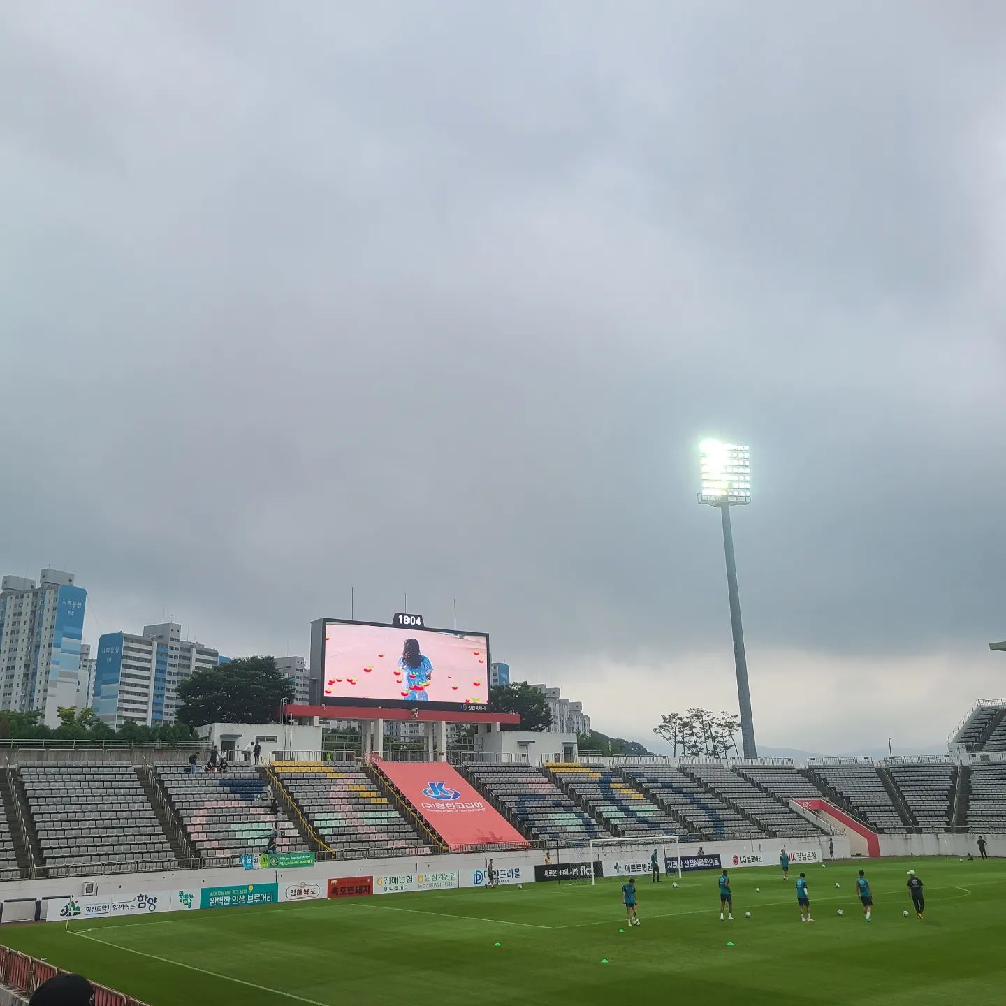 정말 오랜만의 직관!
오랜만에 재밌는 축구 선보이고있는 경남fc
오늘도 멋진 경기 해주시길!!:)

#경남fc