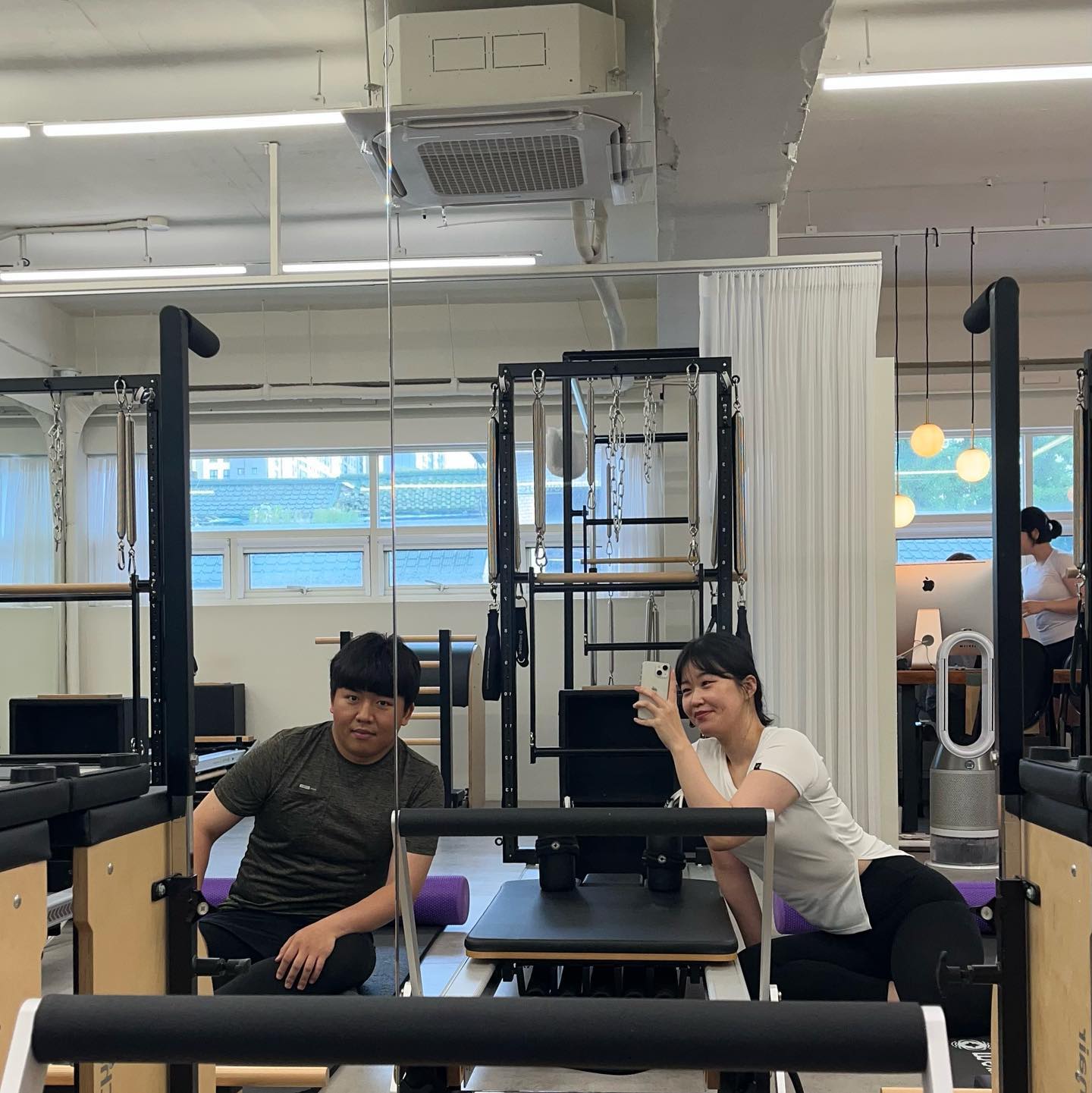 #내돈내배 ..? #내가돈내고내가배웠다 ..?
제 안에 다이어트붐이 생겨나면서(?ㅋㅋ) 같이 필라테스 원데이 클래스를 다녀 왔어욤😋!!!! 끝난 뒤 먹으라고 단백질쉐이크와 필테옷구매사이트 할인쿠폰까지! 낸 돈 그대로 돌려 받은 기분.. 대혜자🫶🏻

필라테스 하면 땀이 나냐며 은근 무시하던 뭉치 씌는 완전 KO패 당함!!!! 필라테스 제대로 하면 힘들다니까 후후.. 

6~7년 정도 여러 필라테스 학원 찍먹해보며.. 실력은 제자리지만 쌤 실력 보는 눈과 몸무게는 확실히 길러놨(..) 
제 나름대로 중요하게 생각하는 부분이 “코어와 정렬을 잘 잡고 있는 지 봐주시는가?” 인데, 과천 #오롯필라테스 괜찮아요! 혹시 과천인친님들 계신가효..?
이사 가기 전 마지막으로 다녔던 학원인데, 3:1 소규모고, 당시에는.. 시간이 무조건 지정되어 있어서 예약경쟁을 안해도 됐던 점, 선생님이 지정이라 맘에 들었어요! 학원 안에서도 선생님 실력이 천차만별인 곳이 대부분인데 실력들이 고루 좋으셨던 곳으로 기억해요

무튼 과천에서 오래 살면서, 운동 추천해달라고 하면 생각나는 두 곳 중 하나랍미다! 그치만 저는 불성실한 학생이었지요,,ㅋㅋㅋ;

그런 곳에서 원데이클래스 열렸다는 문자 받자마자 바로 신청했지용😻 제가 (그나마) 좋아하는 운동 같이  넘-흐 좋았어요! 
“배 다 집어넣었는데 선생님이 배 집어 넣으래..” 라며 ㅋㅋㅋ 내가 그간 했던 말을 그대로 하던 뭉치ㅋㅋㅋ 
이렇게 공감대를 형성했답니다..

필라테스는 이렇게 원데이클래스로 마감하구.. 다음 주 부터 새로운 운동을 같이 하기로 했는데 곧 소개해드릴게욤~!