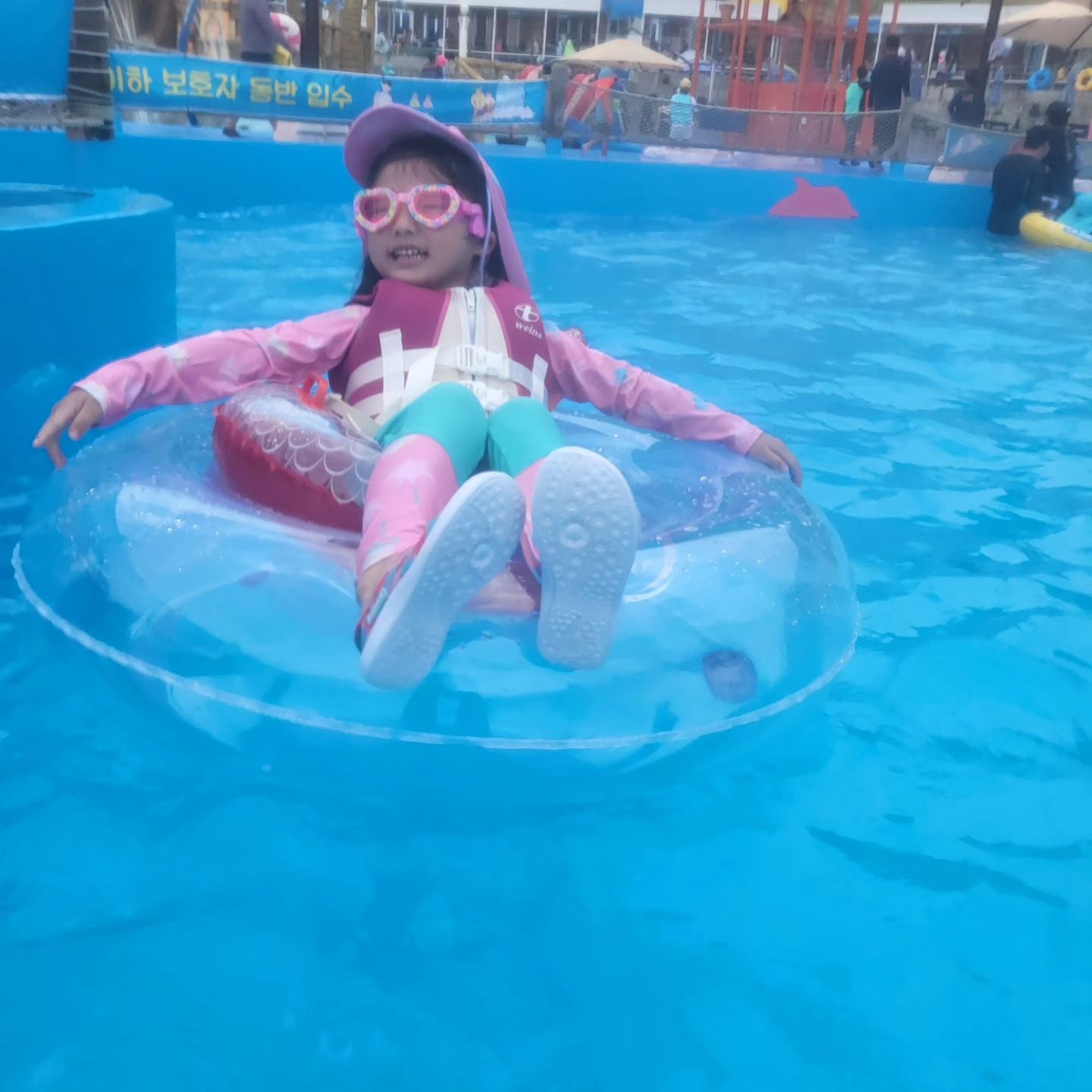 +1983♡
.
.
귀여운 내 물강아지💙🩵
이번 여름만 벌써 두번째 #아쿠아틱아마존
얼마나 잘놀았으면 튜브 위에서 잠듬..💤

#전북물놀이 #전주물놀이 #아쿠아틱아마존 
#전주물놀이터 #전주여행 #물놀이추천
#전주물놀이추천 #구이물놀이