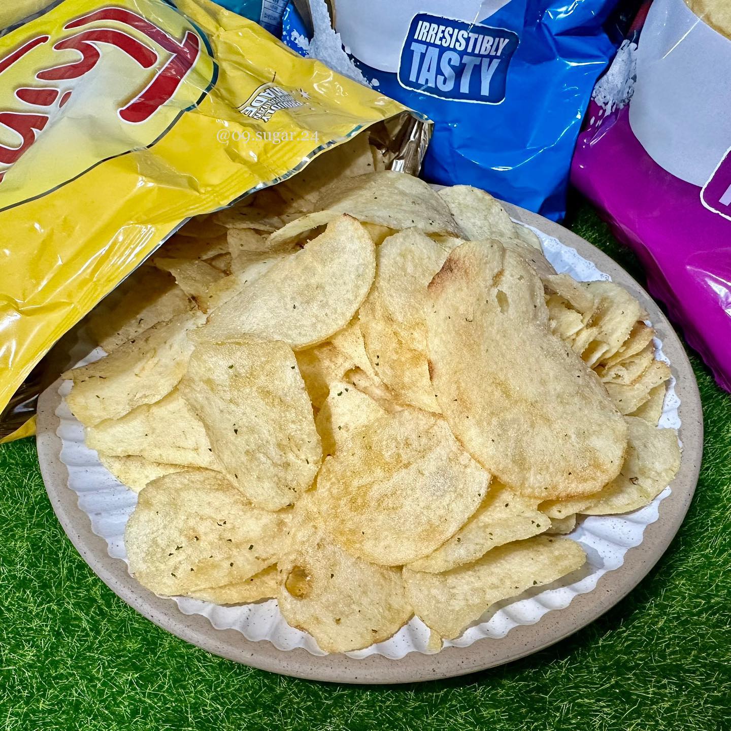 호주에서 넘어온 🥔감자칩🥔 먹어보깅🙌

먼길 오신✈️ #씬스 감자칩 먹어보았어요 ㅋㅋㅋ
호주의 생감자는 국내산 감자보다 수분과 전분이 적어서 튀김이나 구이용으로 아주 적합하다고 해요 :)

근데 진짜 뜯어서 먹기전에 그릇에 부으며 눈으로만 봐도 엄청 바삭한게 딱 느껴지더라구요 ㅋㅋ
세번째 영상 꼭 보셔야함😜(asmr 은근 중독됨)

먹어보니 진짜 바삭의 끝판왕🔥
짭짤하고 바삭하니 감칠맛 장난 아닌데 이거 뭐 멈출 수 있겠냐구여,,
한봉지에 양도 어마무시 하게 많아서 이거 중독되기 딱 좋음 ㅋㅋ 
물론 맥주친구로도 안성맞춤이요🤩

오리지널, 치즈&어니언, 솔트&비네거, 사우어크림&차이브 이렇게 네가지 입니다🙌

진짜 다 맛있어서 종류별로 드셔보셨으면 좋겠어요 ㅎㅎ 특히 저는 사우어크림&차이브가 너무 맛있더라구요! 전부다 장난 아님🩵

감자칩 러버들은 꼭 드셔보셔야 해요~~~!크크😍

.
.
.
.

#Thins #호주감자칩 #씬스감자칩 #감자칩 #감자과자 #감자칩추천 #호주과자 #맥주안주 #간식스타그램 #맥주친구 #과자스타그램 #과자추천 #술안주 #안주스타그램 #오늘뭐먹지 #먹스타그램 #먹스타그램🍴