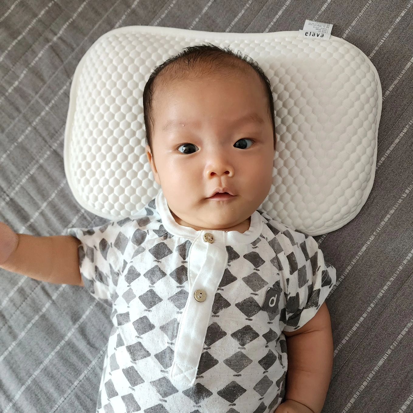 #제품제공 #신생아베개 #태열베개 #두상베개 #신생아 #출산선물 #출산준비물 #엘라바 #엘라바베개 #슈크림베개 #아기베개 #육아템 #아기두상베개

신생아 육아템! 엘라바 슈크림 아기베개!

첫째와 마찬가지로 더위를 많이 타는 둘째
태열이 걱정되는데 하필 여름이다

이 무더운 여름에 시원한 베개를 만났다
엘라바 슈크림 아기베개는
만지면 시원한 느낌이 나는 접촉냉감 태열커버가 있어서 자는 동안 나는 열을 방지해서 신생아 태열에 도움을 준다고 한다

뒤통수가 볼록하게 튀어나온 둘째도 잘 누워있을 수 있는 두상베개여서 만족스럽다

신생아 재울 때 걱정이 되는 두상과 태열 두가지 걱정을 덜어줄 신생아 육아템!!!

petitelin_official
elava_official
