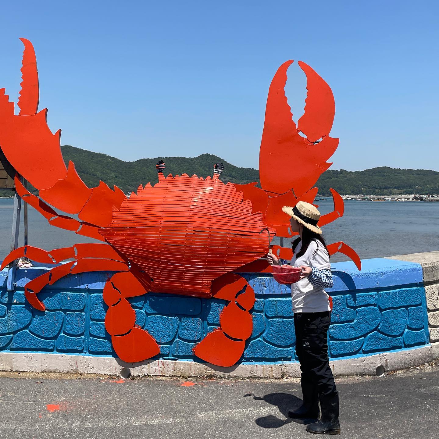 생각보다 힘들었던 남해갯벌체험🦀

☑️ 늦게 오시면 자리가 없어서 되도록이면 물때시간에 맞춰서 일찍 방문하시는게 좋아요
☑️ 물때시간에 맞춰서 방문하시면 보통 2-3시간 정도 체험할 수 있어요

💰​[ 입장요금 (장비대여포함) ]
중학생, 성인 8천원 / 초등학생 5천원 / 유아 3천원