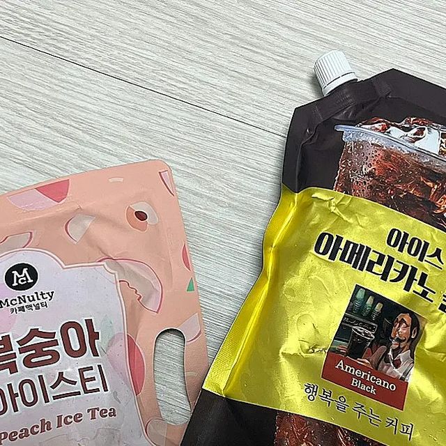 성화 on Instagram: "#광고 #협찬 🥤맥널티 1리터 대용량커피&복숭아아이스티🥤 원하는 만큼만 따라 마시는 대용량 음료😄 ✔️편의점 얼음컵을 5번이나 채울 수 있는 가성비갑! ✔️ 평소 편