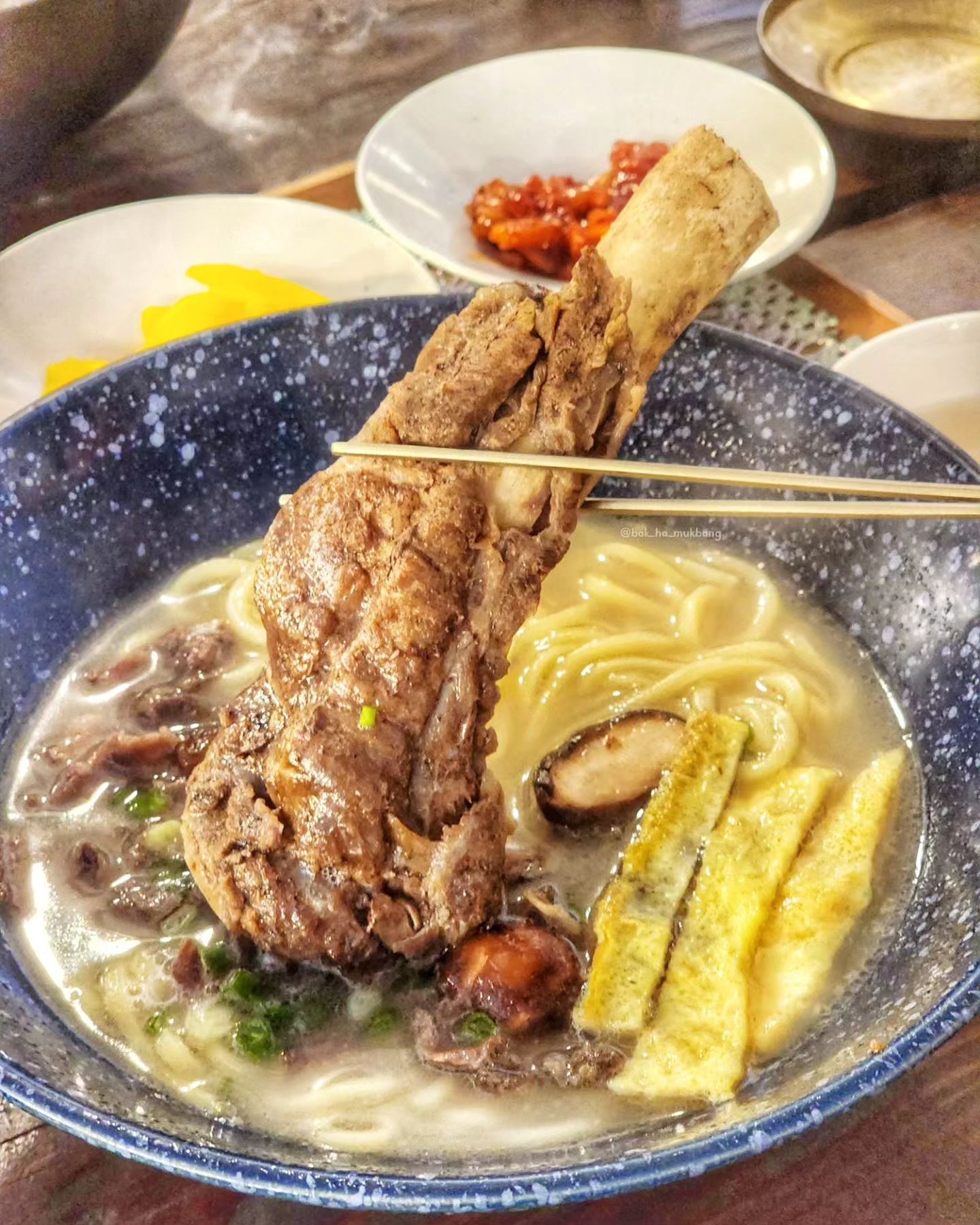 ✅ #박하의먹방_경주 #여미온
#경주맛집 #황리단길맛집 #황리단길술집
-
• 소갈비 국수 13,500원
• 양념소갈비 비빔밥 13,500원
• 육전 15,000원
• 경주법주막걸리 5,000원
-
경주 황리단길 골목에 위치한 한식당 <여미온>
비오는 날 야외 포장마차 느낌의 자리에서
빗소리 들으면서 먹는데 완전 분위기 좋아💚
⠀
소갈비국수는 큼직한 갈빗대와 소불고기가 들어있는
보양식느낌의 국수였어요! 진한 고깃국물에 반함👍
살코기도 부드럽고 소불고기도 낭낭했어요!
⠀
양념소갈비 비빔밥은 간장베이스 불고기!
달달고소 하면서 담백한 맛였어요! 아이 어른 다 좋아할 맛!
⠀
뜨끈한 육전은 고소하니~ 파채올려 경주법주막걸리랑
함께 먹으면 꾸르맛이랍니다💛