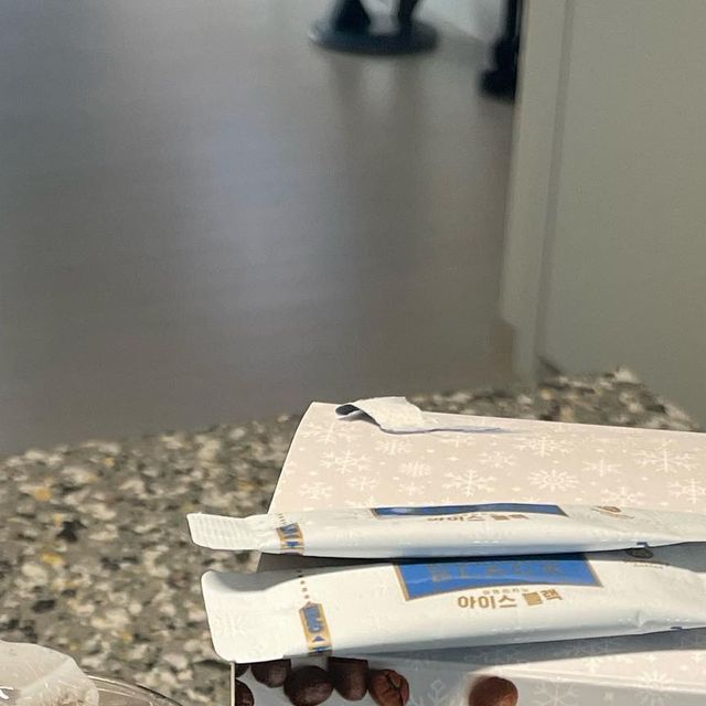 정이 on Instagram: "#광고 맥널티 아메리카노 블랙 맥널티제품은 뭐든 항상믿고 먹어요 !! 타사제품처럼 가루가 두껍지않아 차가운물 , 따뜻한물 둘다 잘녹아요 ! 요즘 시중 커피사먹으려면 5000
