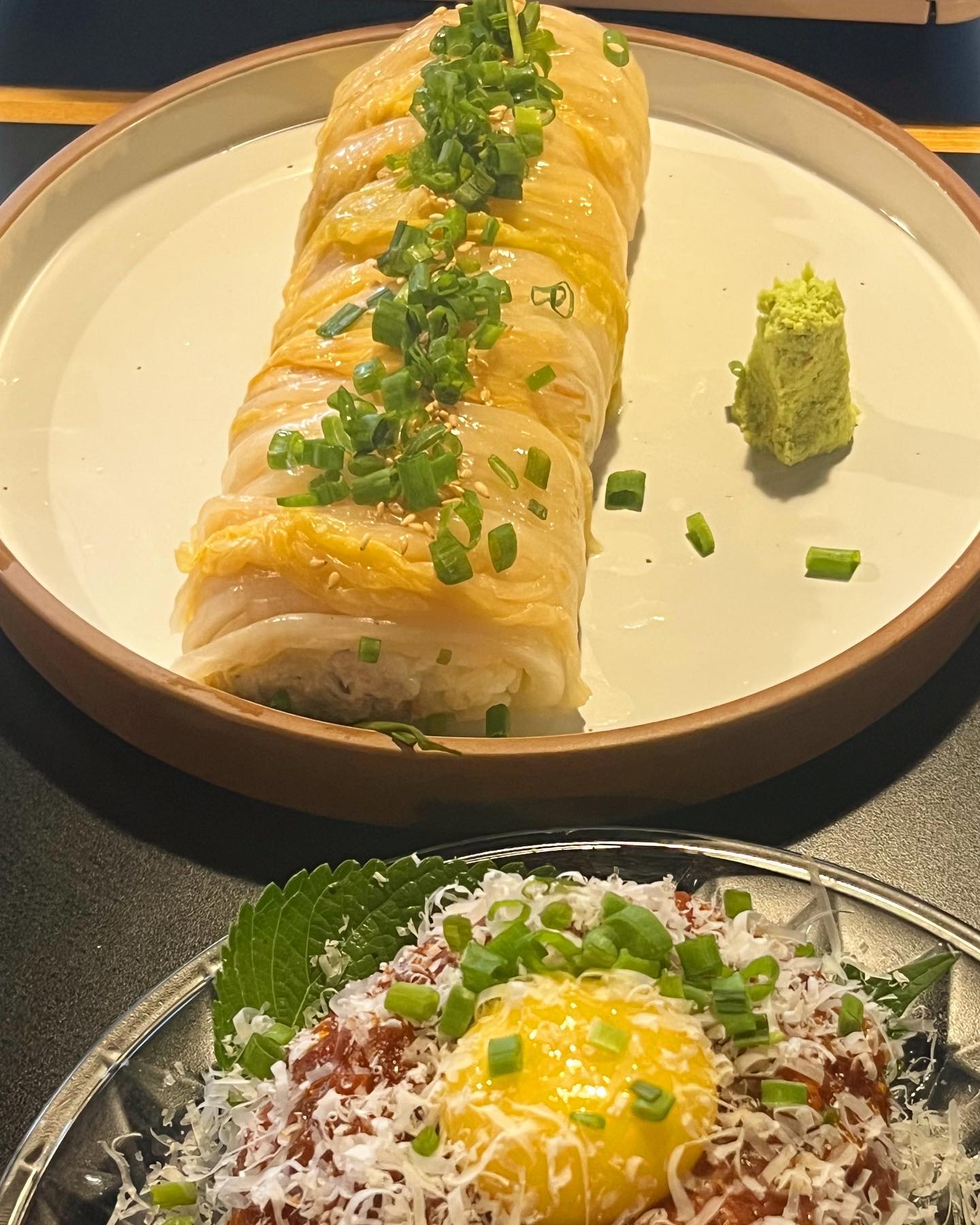 뭐하나 딱히 거를 타선 없었던,, 

한식다이닝🖤🤍

#라스트춘선 

저 묵은지 참치말이 … 존맛탱 8000원의 행복이랄까?
내가 좋아하는 묵은지랑 참치가 만나서 더 좋았다 🤘🏻

고추장 육회 말모 … 구냥 안주로 딱이지 😳 얼마였지? 까먹었다 ㅎ

한우모츠나베 (30000원)
좀 비싸지만 국물이 딱 좋다

자리가 정가운데고 시끄러워서 진지한 대화는 못했지만 그래도 음식이 맛있어서 좋았다 ☺️☺️

위치는 고잔동 먹자골목 끝이라 중심가에서 좀 걸어가야함! 

둘이서 가면 창가자리에서 오순도순 분위기 최고일듯 ❤️

나중에 또 가야징~~~🧡🤘🏻

🚦 경기 안산시 단원구 광덕3로 175-13 108, 109호

🕖 17:00-02:00 (01:00라스트오더)

#안산맛집 #안산술집 #고잔동맛집 #라스트춘선안산 #고잔동술집 #먹자골목 #묵은지참치말이 #모츠나베 #맛집 #먹스타그램