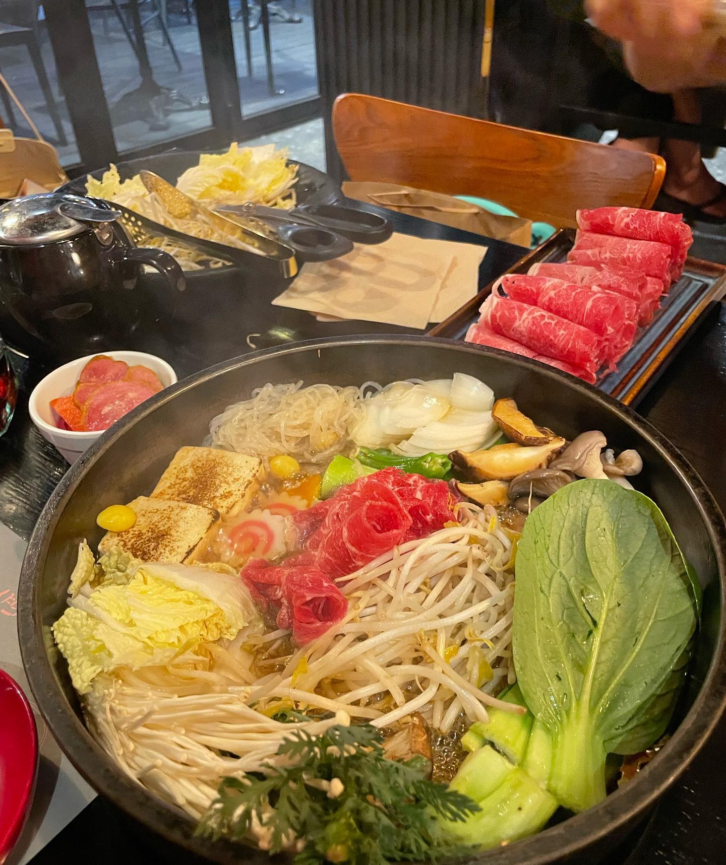 지니랑 언니랑 맛있게 먹은 마곡 옥소반! 
스끼야키 처음인데도 잘 먹는 지니😍 요즘 야채 잘 안먹었는데 건강한 한끼였다🍴 

#마곡맛집 #옥소반#옥소반마곡점 
#스끼야끼맛집 #먹스타그램#맛스타그램
#음식기록