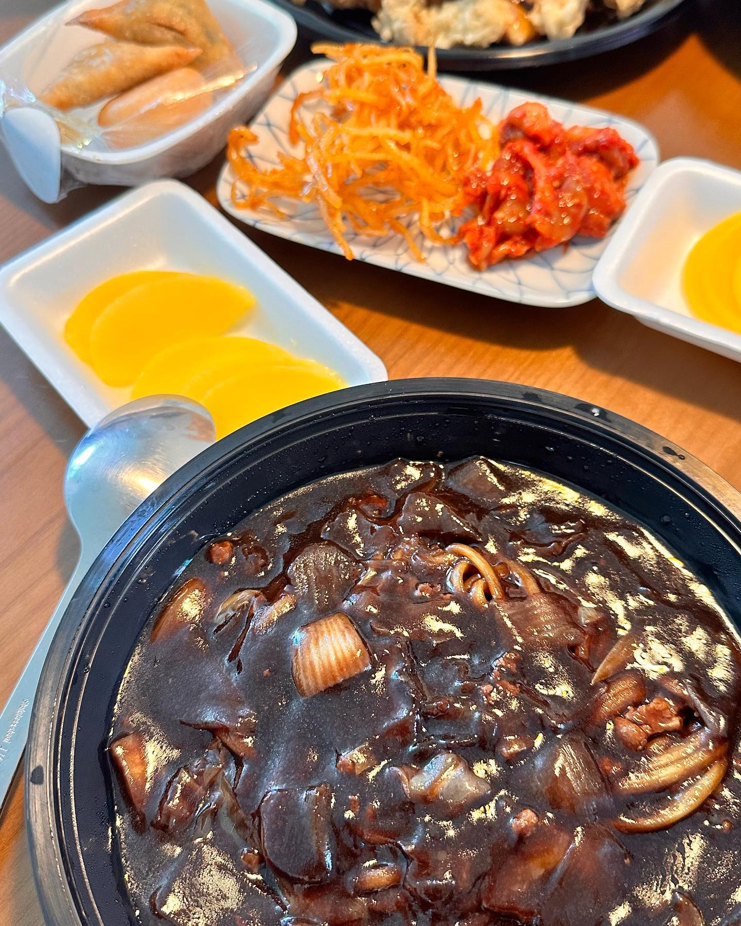 이사날도 아닌데 짜장면 땡기는날!
그날이 오늘같은 날🍜
.
.
.
#일상 #짜장면 #내돈내산 #세트 #중화요리 #이사 #아님 #🖤