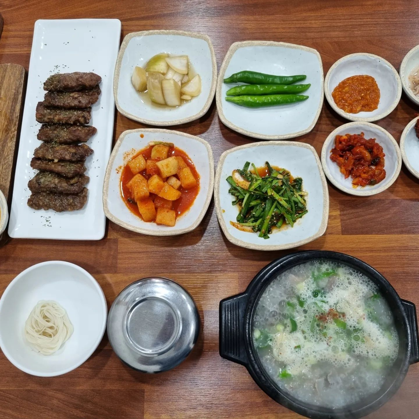 남녀노소 누구나 좋아하는 맛있는 국밥집 팔팔국밥 gukbab_palpal 다녀온 이야기를 남기려고 해요.

일단 우리가 갖고 있는 선입견과 달리 아주 깔끔한 국밥집이에요. 젊은 여사장님 완전 친절하시고 센스 있으세요. 

주문한 메뉴는 팔팔국밥 물막국수 수육 세트 그리고 떡갈비구이에요.이런 구성으로 두 명이서 푸짐하게 먹을 수 있었답니다.

반찬도 정갈하고 국밥이 아주 깔끔해요. 막국수도 엄청 맛있습니다. 여기에 수육하고 떡갈비 나눠먹으니까 너무 좋더라구요.

팔팔국밥 아이들부터 어르신까지 말 그대로 남녀노소 맛있게 식사하시는 모습이 보기 좋았어요.

#제주시국밥맛집 #제주용담맛집 #제주공항근처밥집 #제주공항근처맛집 #제주국밥집 #제주용두암해안도로맛집 #제주도국밥집 #리뷰노트 #협찬

이 글은 리뷰노트를 통하여 본 업체에서 제품 또는 서비스를 제공받아 작성한 글 입니다.