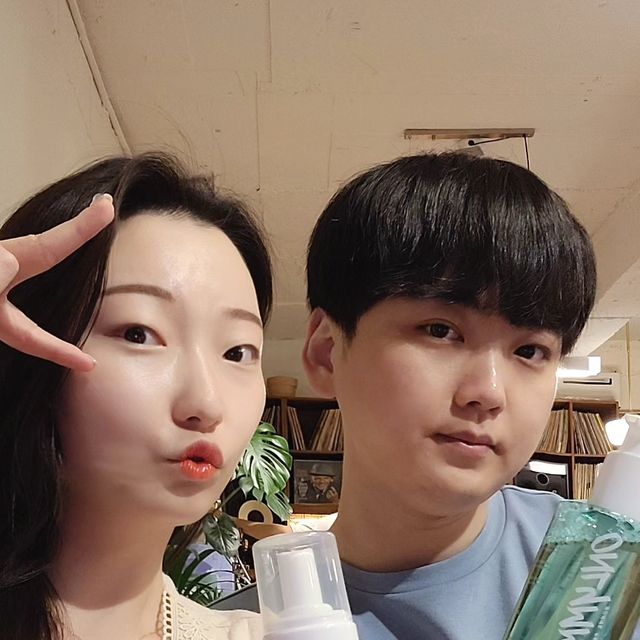 호빵 on Instagram: "#광고 @jkaura.official 와 함께 하는 빛나 온리뮤 커플세트👩‍❤️‍👨 몇년째 오랜 연애중인 저희 웨빵커플💖 흔한 수많은 커플템 중에서 흔하지 않은 청결제 커플템이 생