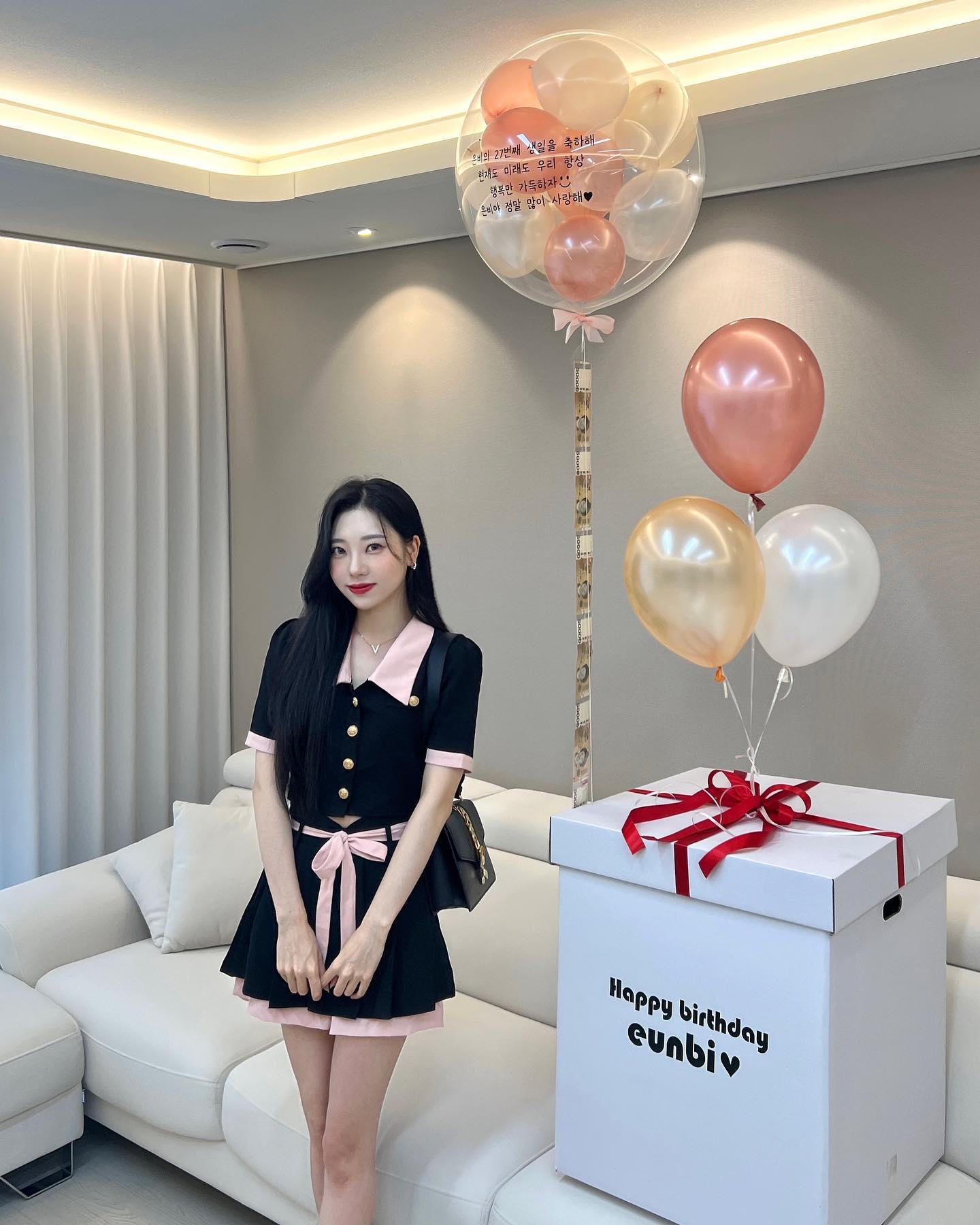 🎉my birthday🎂
정신 없어서 뒤늦게 업로드~ 
여전히 생일은 부끄러웡,,🙈

생일에 뭐 가지고 싶냐는 질문은 참 어렵다.
실제로 크게 필요한게 있지도 않고
신경쓰게 하는것 같아 미안해져서
대부분 선물을 마다하지만 그럼에도
알아서 챙겨주면 감사히 받는 편😖

💛그리고 잊지않고 축하메세지 보내준
내사람들 정말 감사하고 또 감사합니다.
바쁜일상 속에서 누군갈 신경쓰고 챙긴다는게
비록 쉬운일은 아니란걸 알기에 감사합니다🙏🏻