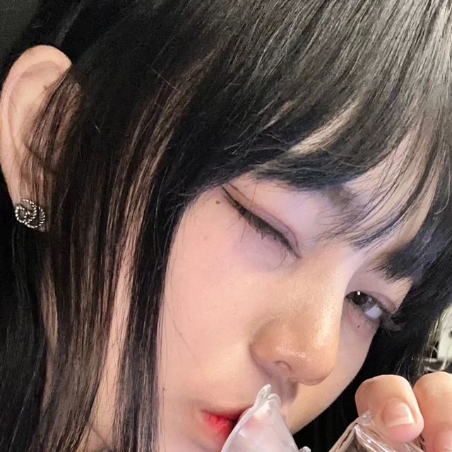 예린 on Instagram: "조용한 공간에서 향수를 만들며 힐링하고온 날🌿 강남에 있는 닷노트 향수공방을 다녀왔는데 조용하고 다소 어두운 분위기에서 후각에 집중해서 좋아하는 향을 골라 세상