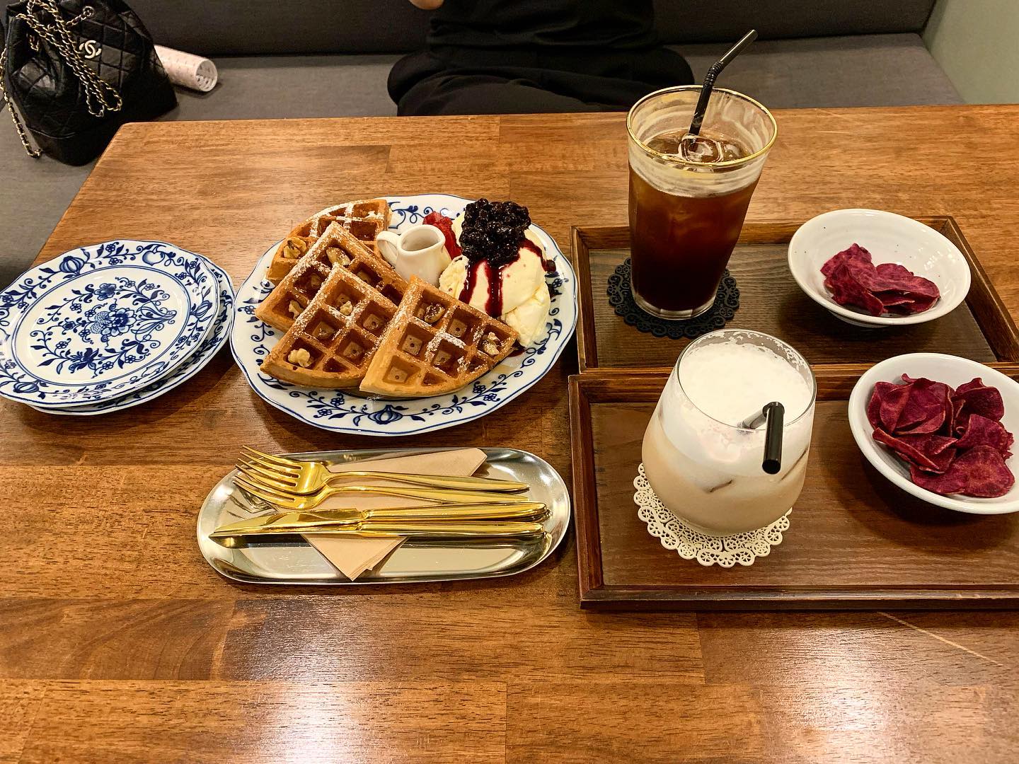 지금아님, 오늘아님
음료 시키면 꼭
직접 만든 자색고구마칩 주는 카페
와플까지 맛있어버려서
매일 가고싶은 곳😍

#와플맛집#CAFE인사동