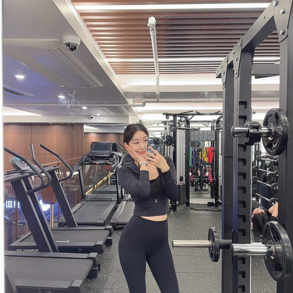 20230712 저녁운동뿌셨다!! 

 오늘은 등데이여서 내가 짠 루틴은 이거다! 
풀업65kg 20회 3set
렛풀다운 (메드그립 와이드)17kg 30회, 23kg 20회 2set, 17kg 30회
시티드로우 11kg 30회, 17kg 20회 2set, 11kg 30회
바벨로우 10kg 20회 3set
복근 2종세트 크런치40회+레그레이즈30회 3set
유산소 속도11-6 20분

퇴근하고 운동 가려니까 두근거리고 막 그러네?
저녁이라 힘 몰빵 하고싶어서 
바벨로우 급 추가한건 안비밀😆

#오늘도수고했어#오운완#운동#운동인증#눈바디#바디체크#다이어트#헬스#헬생아#헬린이#헬스타그램#운동복#운동복추천#등운동#등루틴#운동소통#운동루틴#좋아요