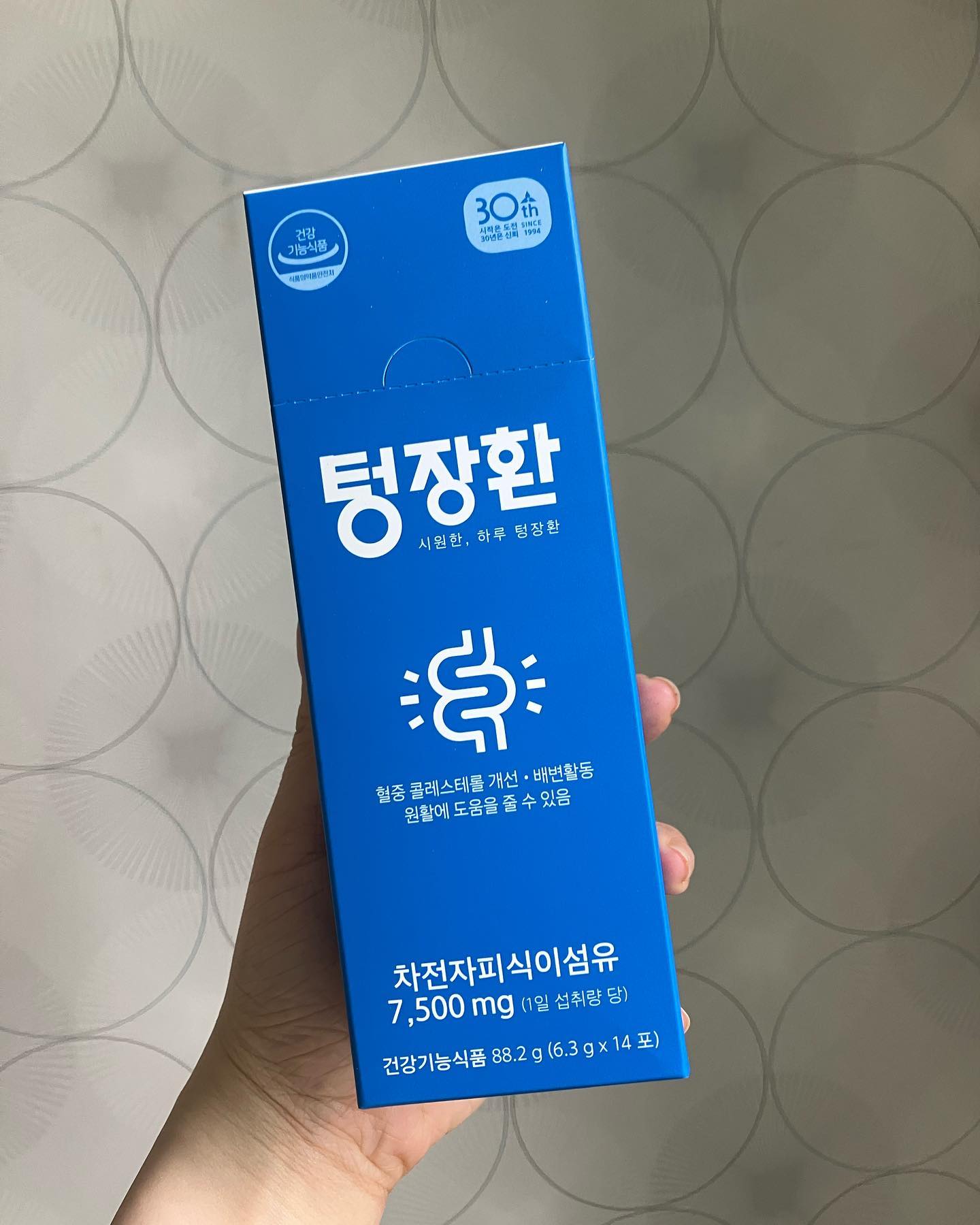 #협찬 
이름부터 텅장환.. 
30년동안 차전자피와 장건강을 연구해 탄생했다구 하는 텅장환!

평소 식사량이 많거나 
음식만으론 식이섬유 섭취가 부족하다고 느끼시는 분들을 위한 간편 건강보조제 입니다!

앉아있기만 하는 직장인들에게 가스가 더 많이 찬다는 사실을 알구 계셨나욥?

소화가 잘 안되는 1인으로서 장건강은 너무너무 중요합니다ㅠㅠ 

머리만 똑 하고 열려서 보관 과 섭취에도 용이!

식이섬유 섭취를 늘려 식사량을 줄이고 싶은 분께도 추천!!

#텅장환 #텅텅분말 #변비움 #차전자피 #쾌변 #똥콜 #비워라텅장환 #식이섬유 #건강최고 #똥콜탈출광고