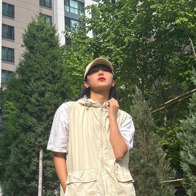 KEEPNEW : 킵뉴 on Instagram: "🤍 #광고 #아이러니포르노 #윈드브레이커 🤍 . 갑자기 비와도 끄떡없는 룩☔️🤟 나일론 소재라 방수가 잘되서 비맞아도 그냥 툭툭 털어내면되서 너무 좋다☀️