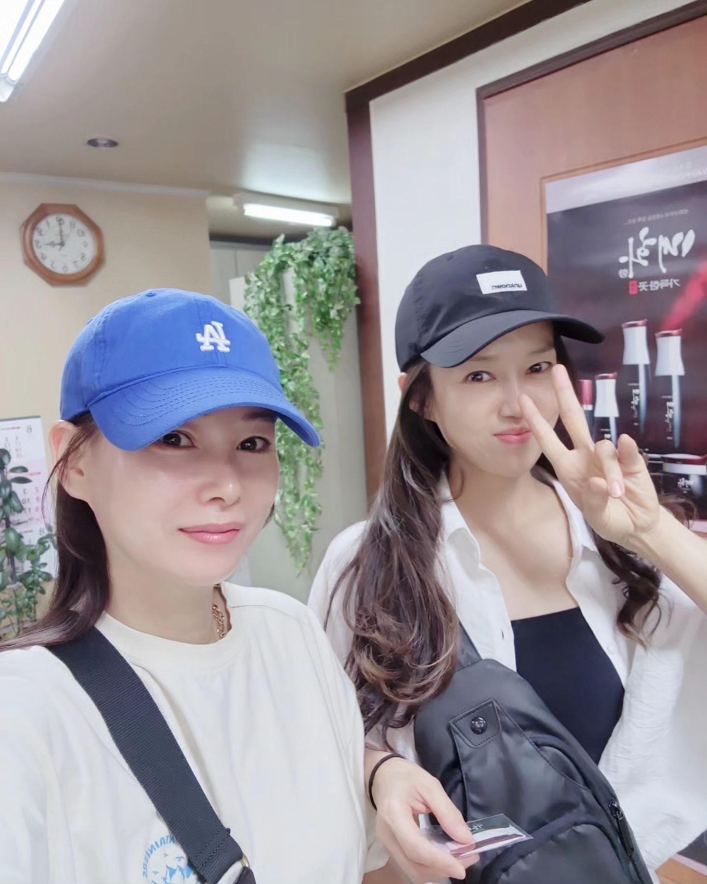 신나는 수요일🌞
.
.
.
.#이쁜동생친구#7살차이#젊은이옆에노친네#닮았나?#친동생보다더닮은동생