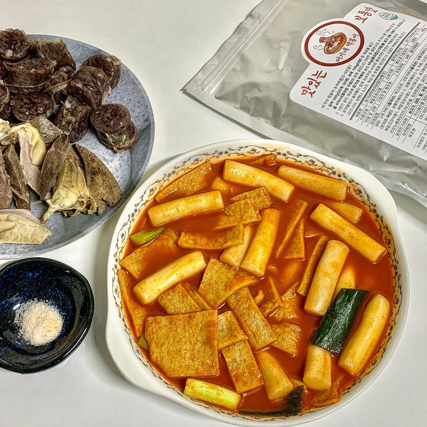 #협찬
#떡볶이분말소스
#떠기네떡볶이

🔅 떠기네 떡볶이 분말 소스​
​
평소에 집에서 만들면 항상 망하는 떡볶이 😭
라면보다 쉽게 만들 수 있는 떡볶이 레시피 ?
바로 '푸덴젤' 의 '떠기네 떡볶이 분말 소스' •••
자취생도 눈 감고도 만들 수 있는 마법 가루 🫶🏻
​
600g + 600g 구성으로 가격도 14,000원으로
가성비가 좋아서 부담 없이 구매 가능❕🤍
2-3인분 만들 때 60g 정도 사용을 해서 -
총 20번 분량을 만들 수 있다니 ! ❇️
​
HACCP 공장에서 만든 떡볶이 소스 •••
100여명의 시식단의 냉혹한 평가로
준비기간만 1년인 떠기네 떡볶이 분말 소스
​
고추장, 물엿, 등등 따로 준비하지 않고 
가루만 넣어주고 끓여주면 끝 ! 🥹
이렇게 간단한데 깊은 맛이 나서 놀랐음
자극적인 맛이 아니라 적당히 매운맛이라
남녀노소 누구나 즐길 수 있는 맛 - 👨‍👩‍👧‍👦

보관하기도 굉장히 편리하고 ,
지퍼백이라 손쉽게 열고 닫고 가능 - 👍🏻
요즘 떡볶이 가격 많이 비싸졌는데 •••
떡과 어묵만 사서 간단하고 푸짐하게 OK
유통기한도 넉넉해서 안심하고 구매 OK

。。。。。。。。
🌀 foodangel2012
🌀 https://smartstore.naver.com/foodangel​
​
​
#떡볶이분말 #떡볶이소스 #떡볶이가루 #푸덴젤 #떡볶이 #분식 #가성비소스 #간단한소스 #간단한떡볶이 #떡볶이레시피 #라면보다쉬운떡볶이 #순대 #​맛스타그램 #먹팔환영 #선팔하면맞팔 #먹스타그램 #온더테이블 #먹스타맞팔 #먹스타 #음식스타그램 #맛집 #맞팔 #먹팔해요 #좋아요반사 #food #mukbang